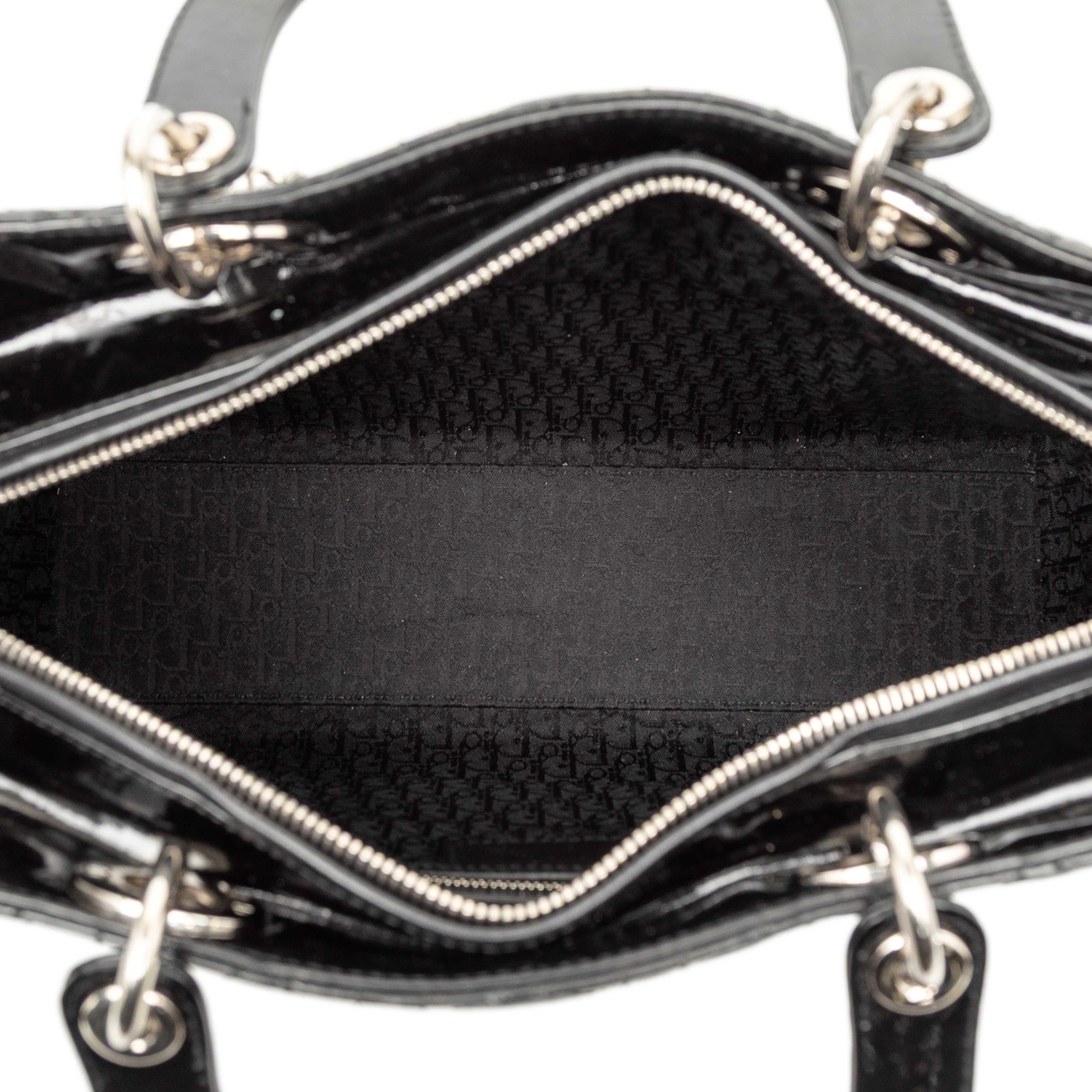 Dior Large Patent Cannage Lady Dior, från Luxclusif, i färgen black. Klicka för att öppna bilden i stort format