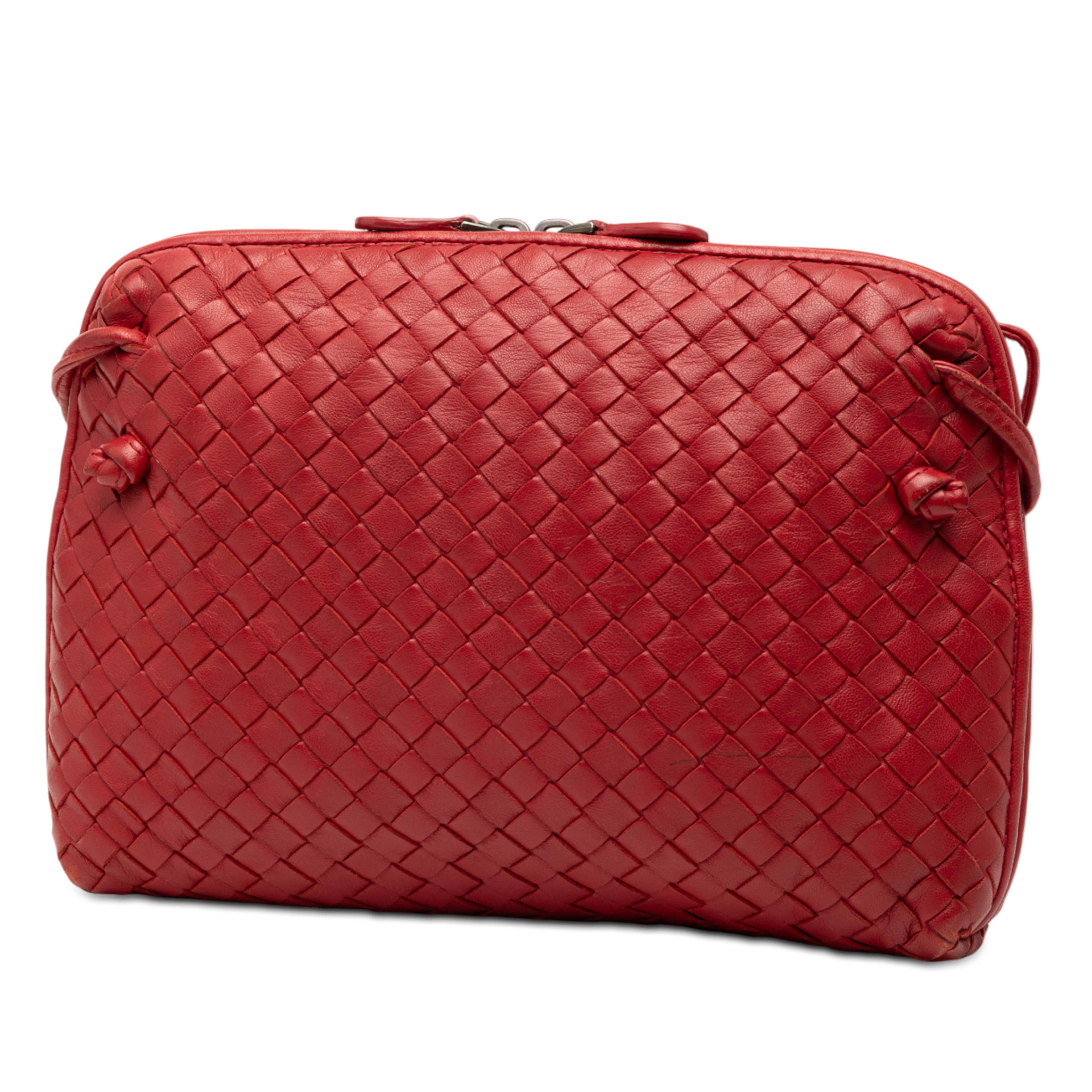 Bottega Veneta Nappa Intrecciato Nodini Crossbody, från Luxclusif, i färgen red. Klicka för att öppna bilden i stort format