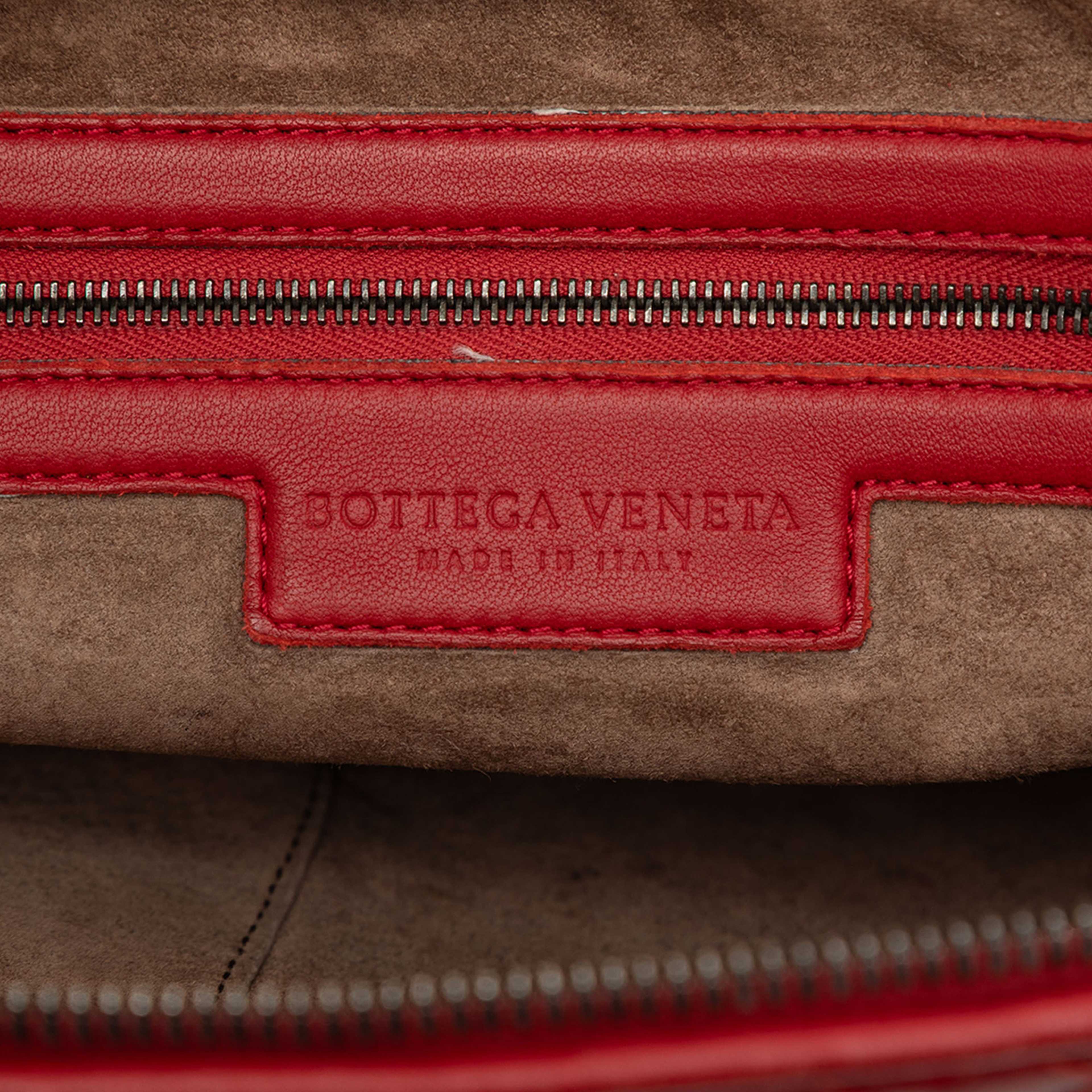 Bottega Veneta Nappa Intrecciato Nodini Crossbody, från Luxclusif, i färgen red. Klicka för att öppna bilden i stort format