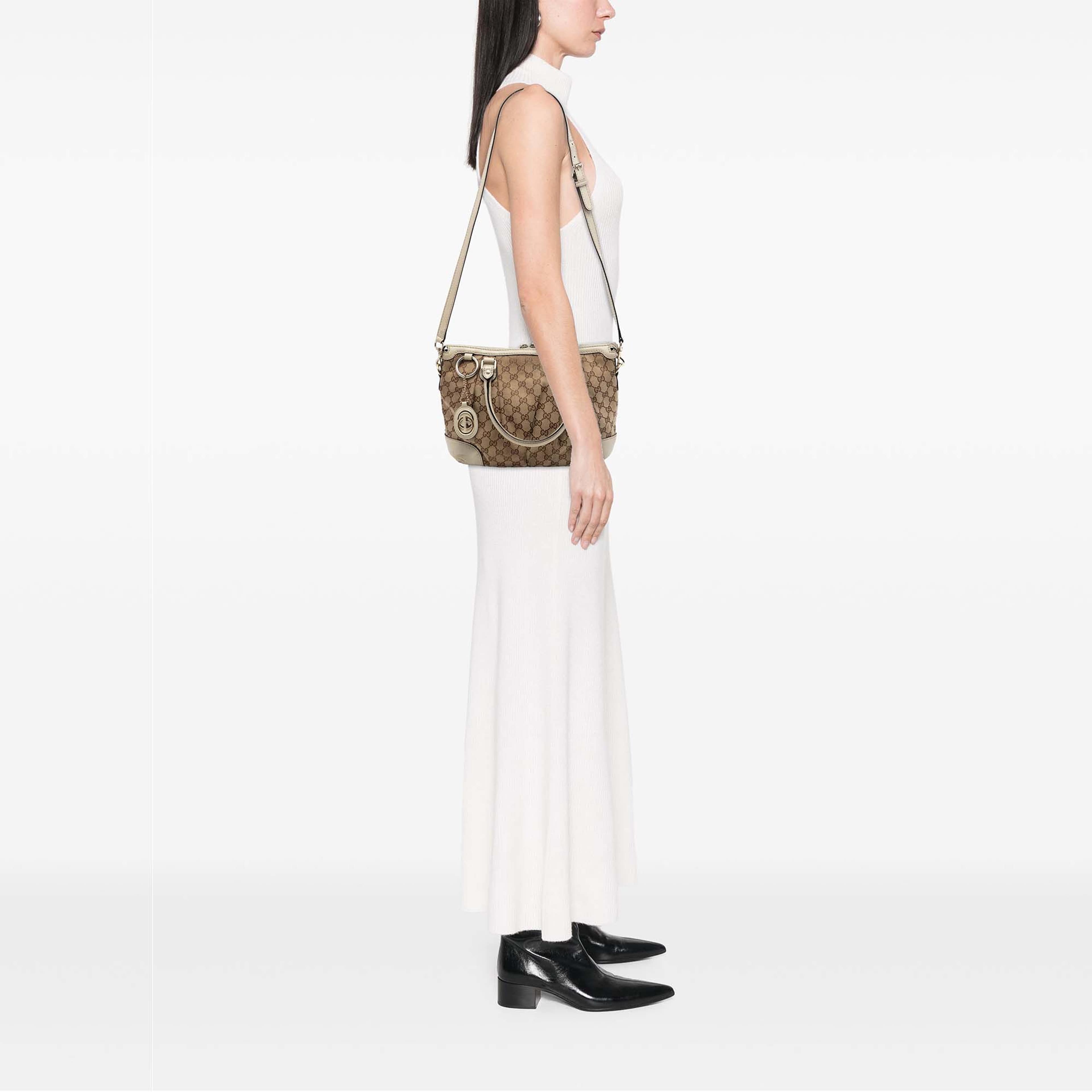 Gucci Gg Canvas Sukey Satchel, från Luxclusif, i färgen vit. Klicka för att öppna bilden i stort format