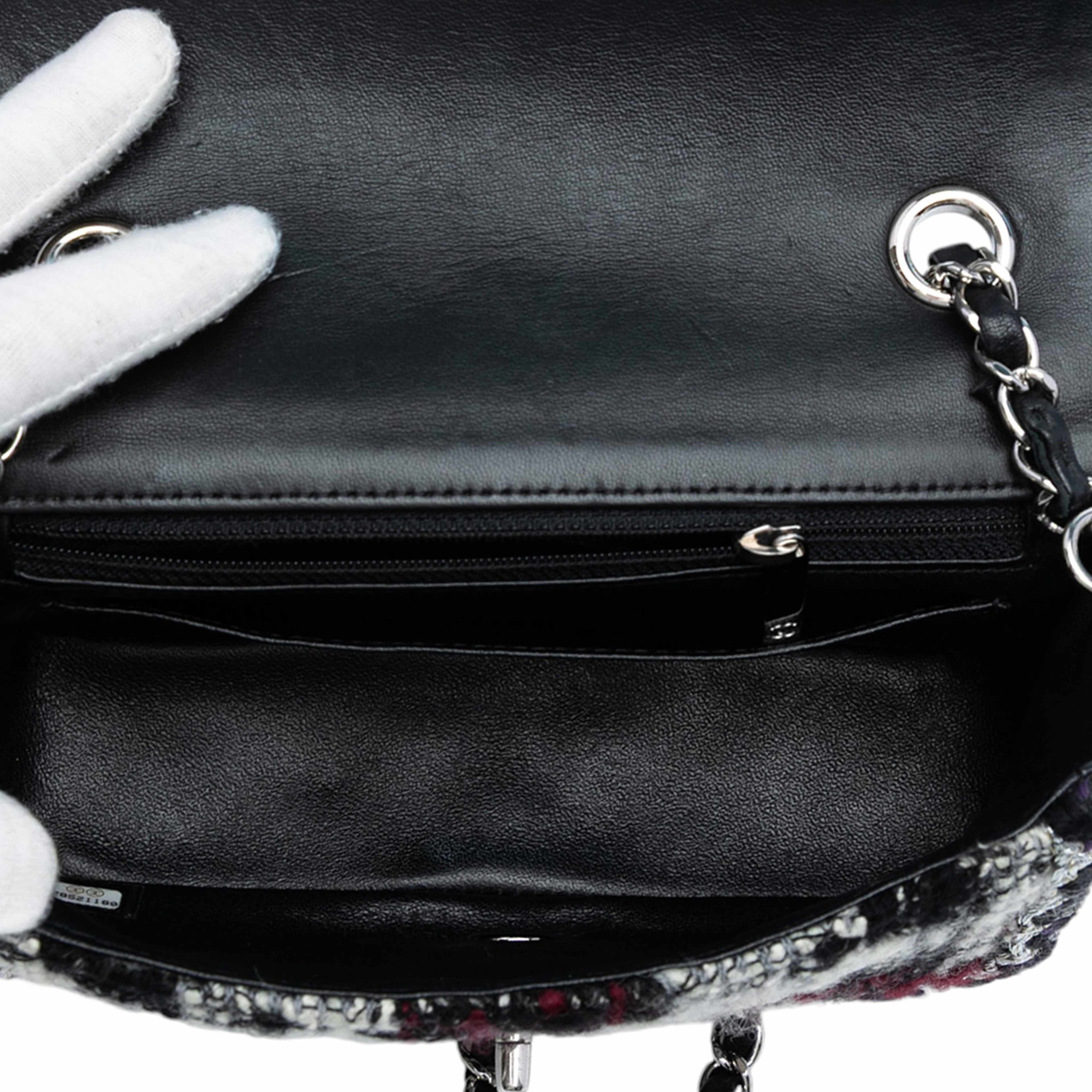 Chanel Mini Rectangular Quilted Tweed Single Flap, från Luxclusif, i färgen black. Klicka för att öppna bilden i stort format