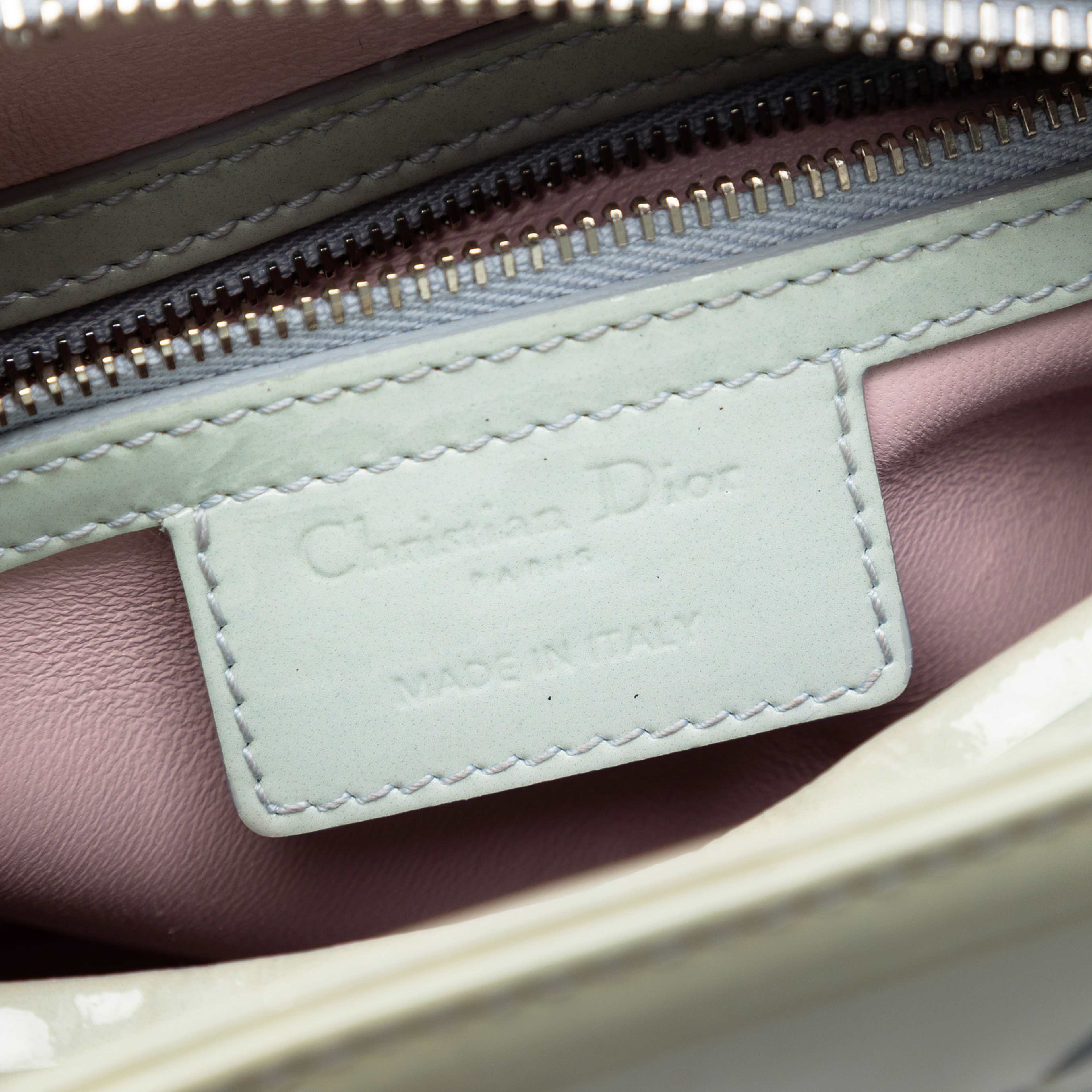 Dior Medium Ombre Patent Cannage Lady Dior, från Luxclusif, i färgen light green. Klicka för att öppna bilden i stort format