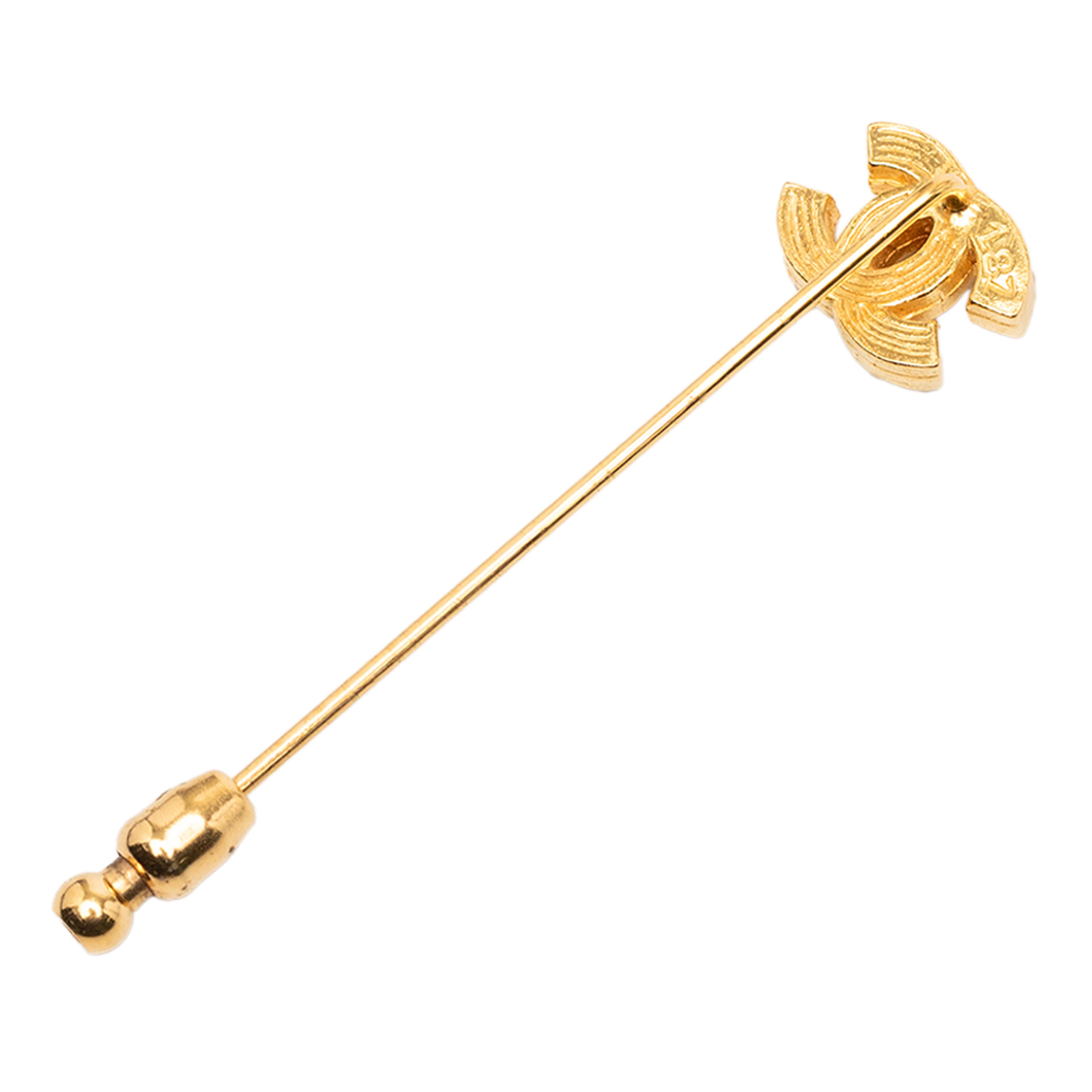 Chanel Gold Plated Rhinestone Cc Pin Brooch, från Luxclusif, i färgen gold. Klicka för att öppna bilden i stort format