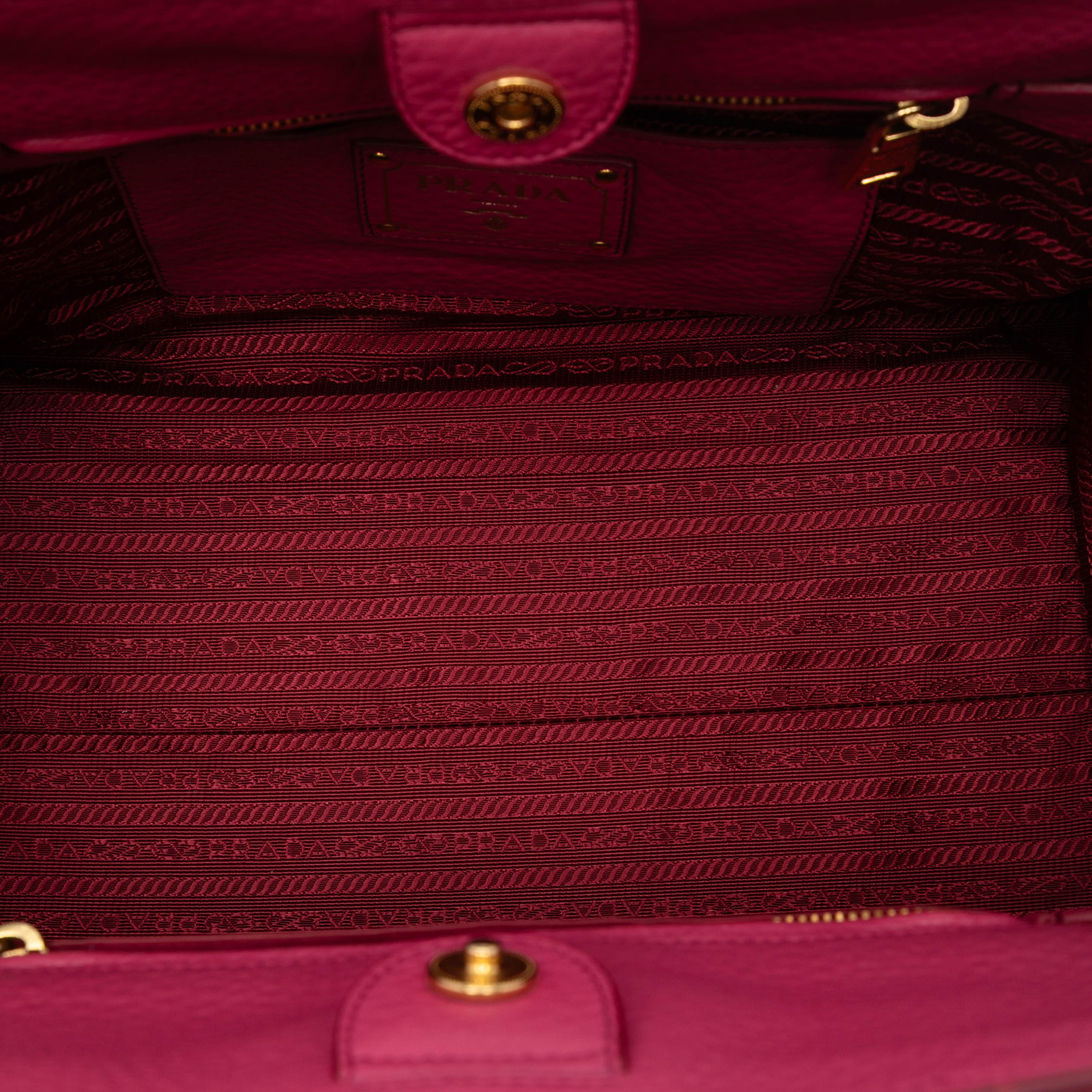 Prada Vitello Daino Front Pocket Open Convertible Tote, från Luxclusif, i färgen hot pink. Klicka för att öppna bilden i stort format