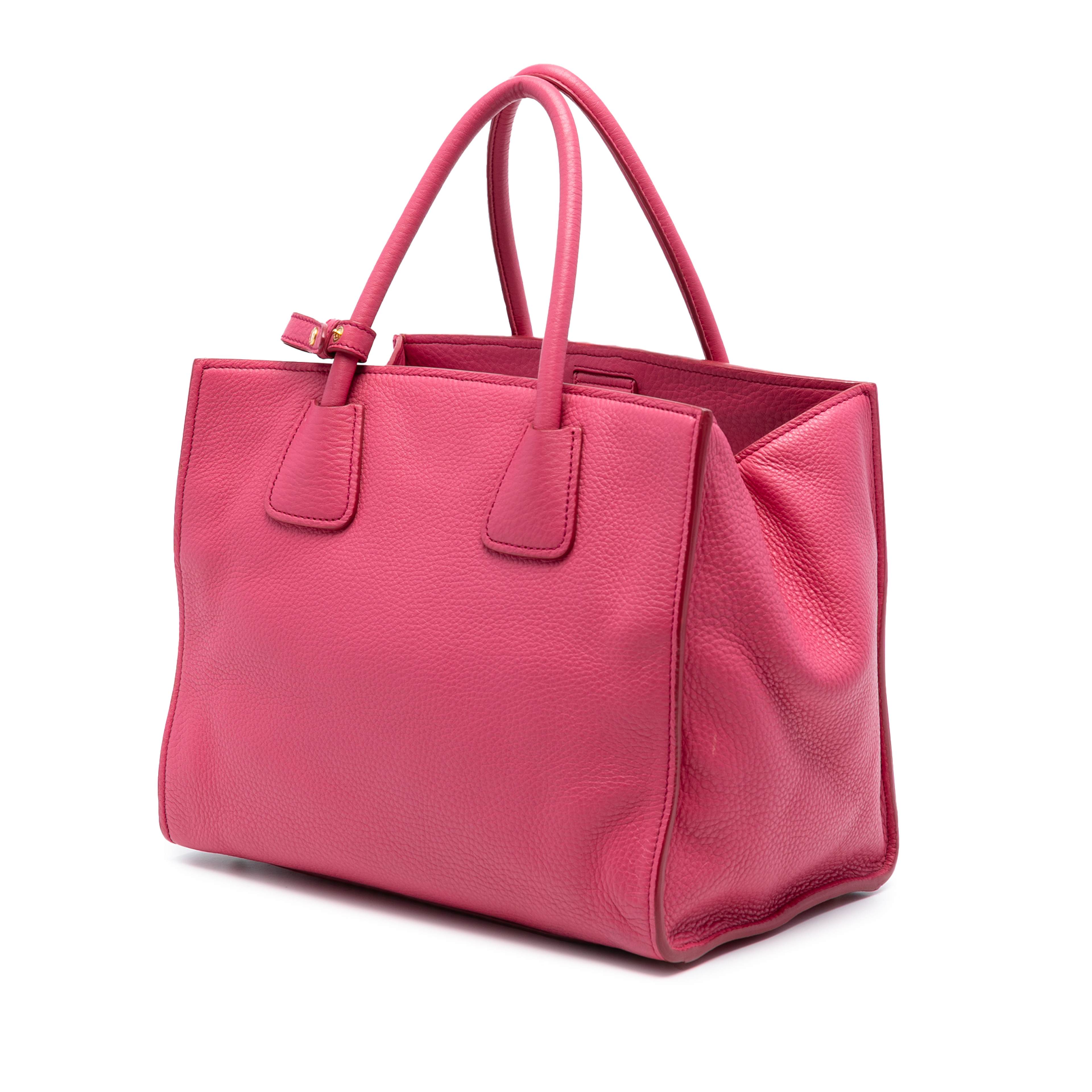 Prada Vitello Daino Front Pocket Open Convertible Tote, från Luxclusif, i färgen hot pink. Klicka för att öppna bilden i stort format