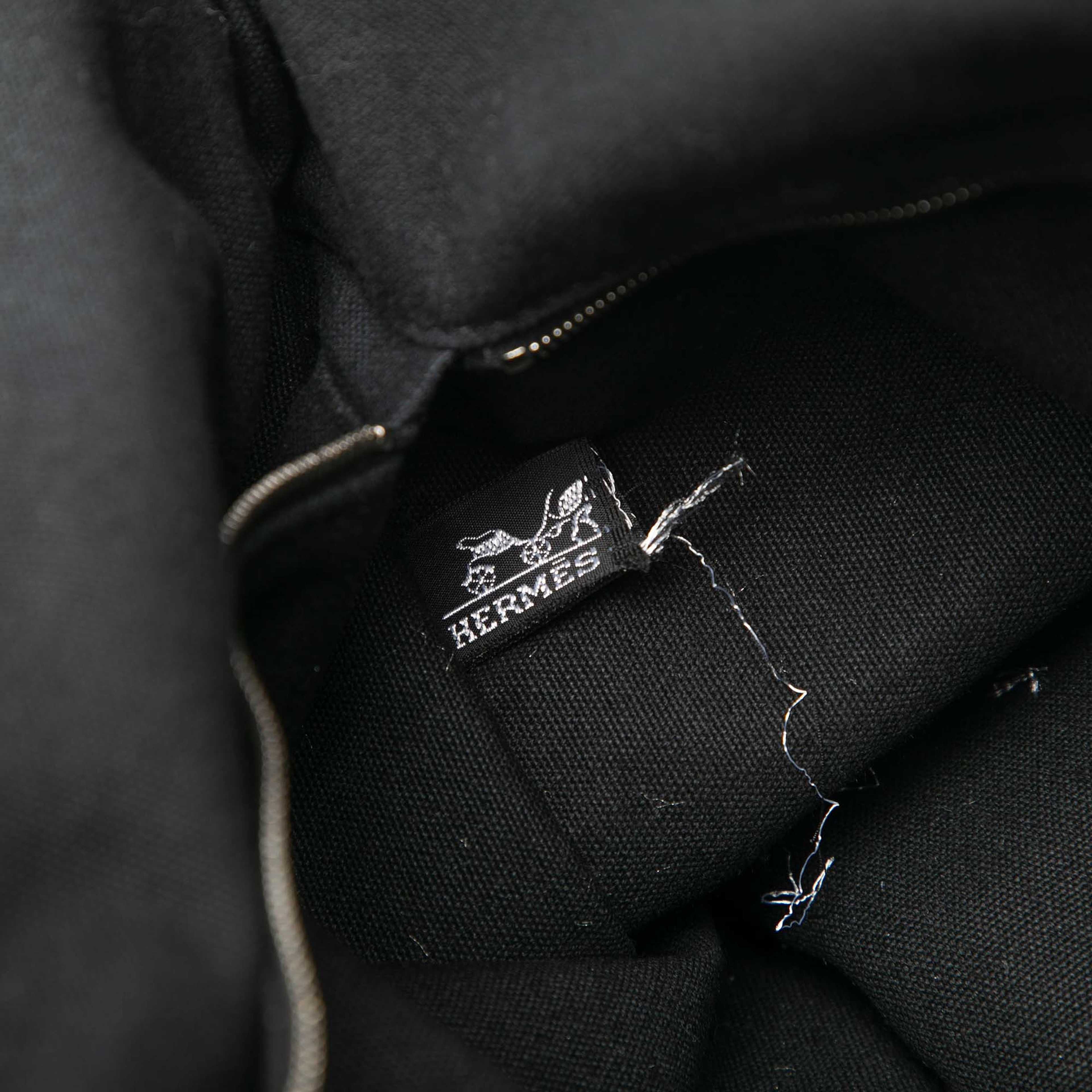 Hermès Canvas Sac Troca Horizontal Mm, från Luxclusif, i färgen svart. Klicka för att öppna bilden i stort format