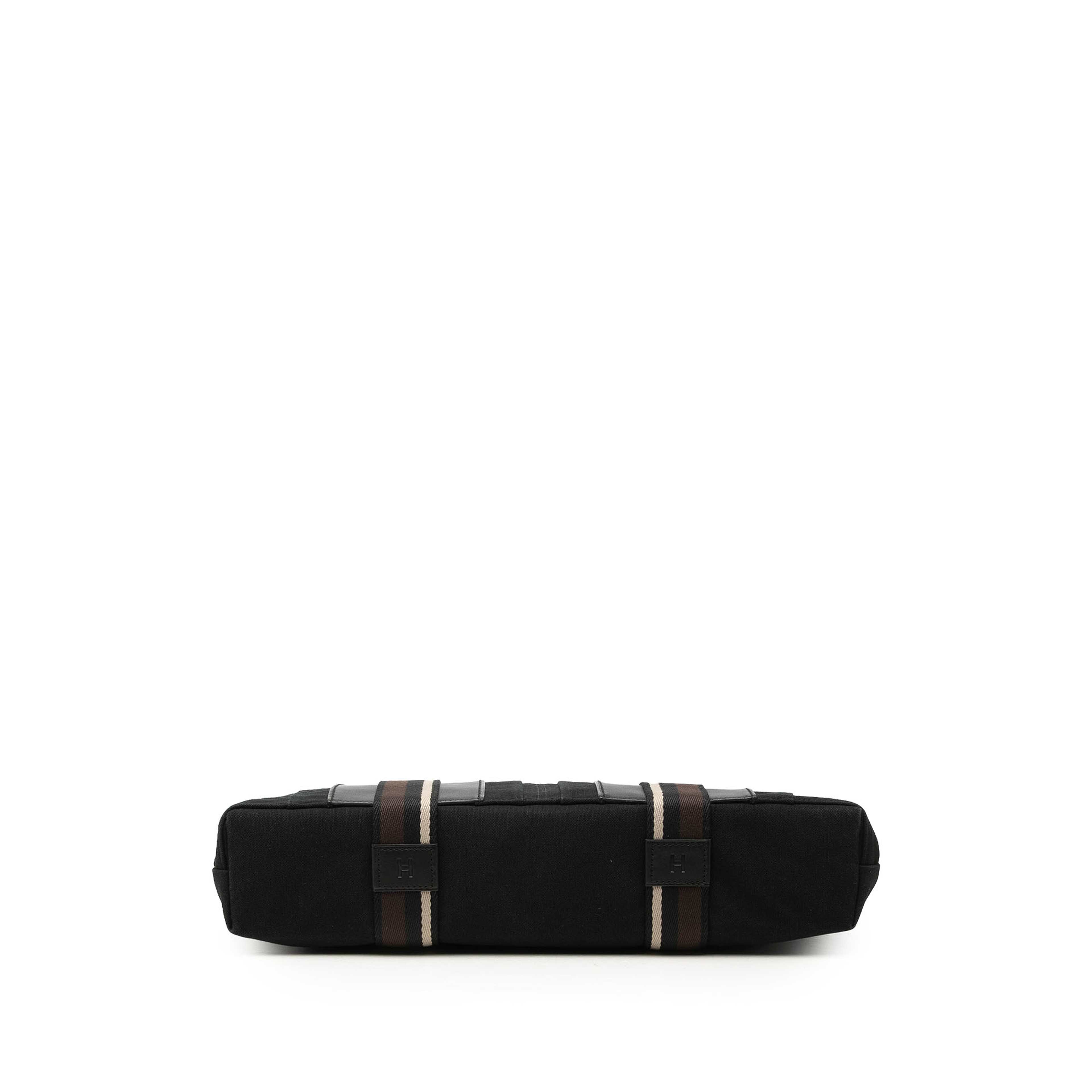 Hermès Canvas Sac Troca Horizontal Mm, från Luxclusif, i färgen svart. Klicka för att öppna bilden i stort format