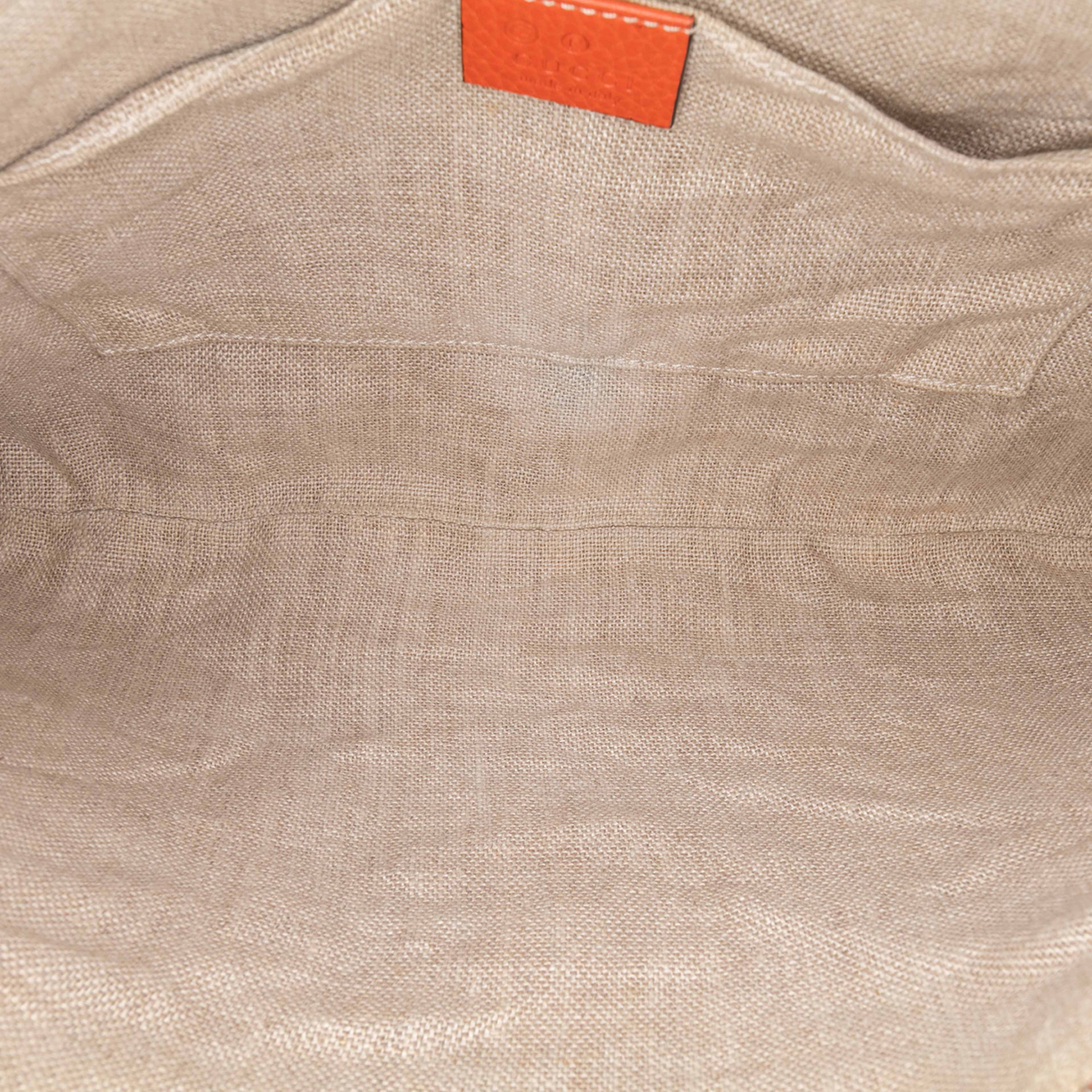 Gucci Calfskin Bamboo Tassel Clutch, från Luxclusif, i färgen orange. Klicka för att öppna bilden i stort format