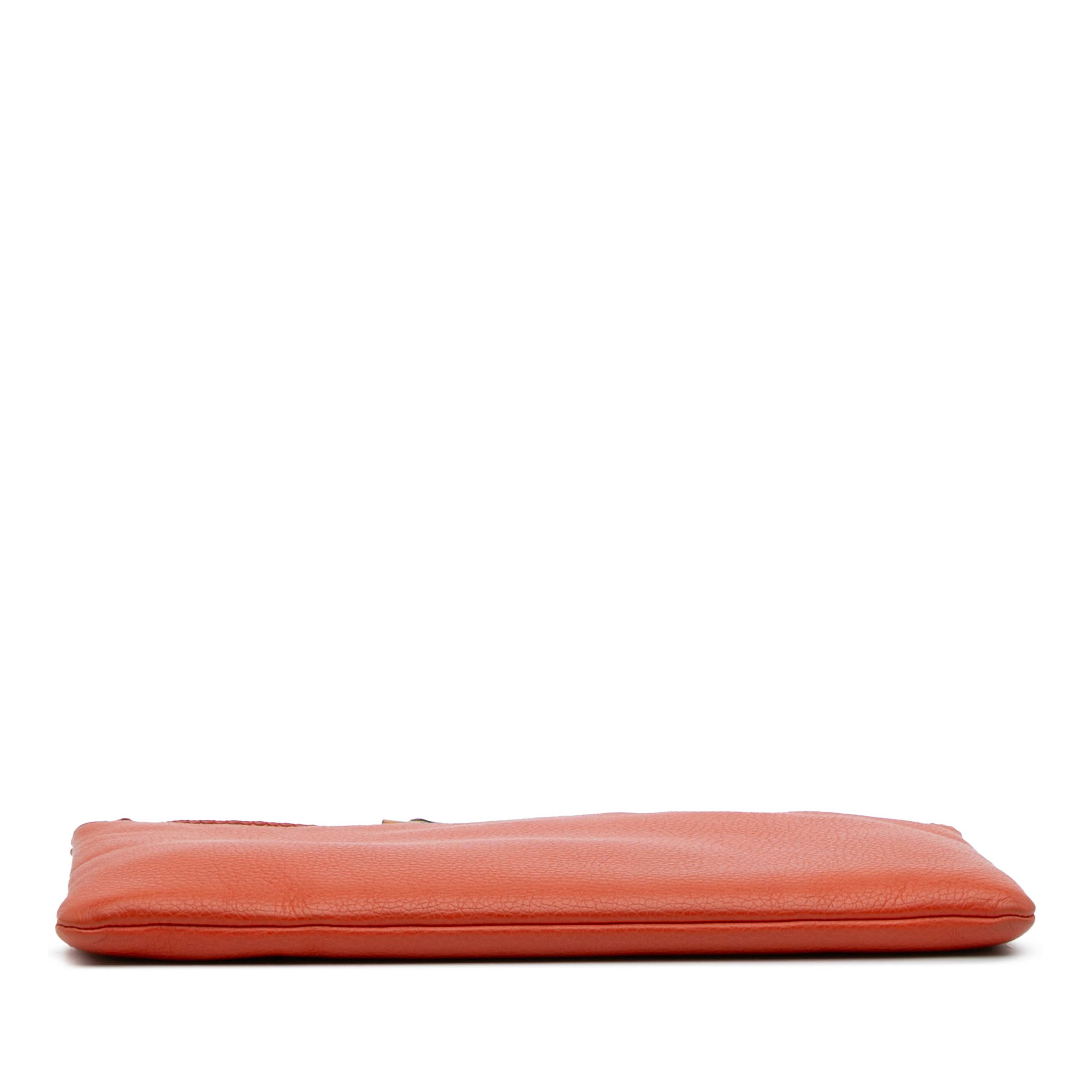 Gucci Calfskin Bamboo Tassel Clutch, från Luxclusif, i färgen orange. Klicka för att öppna bilden i stort format