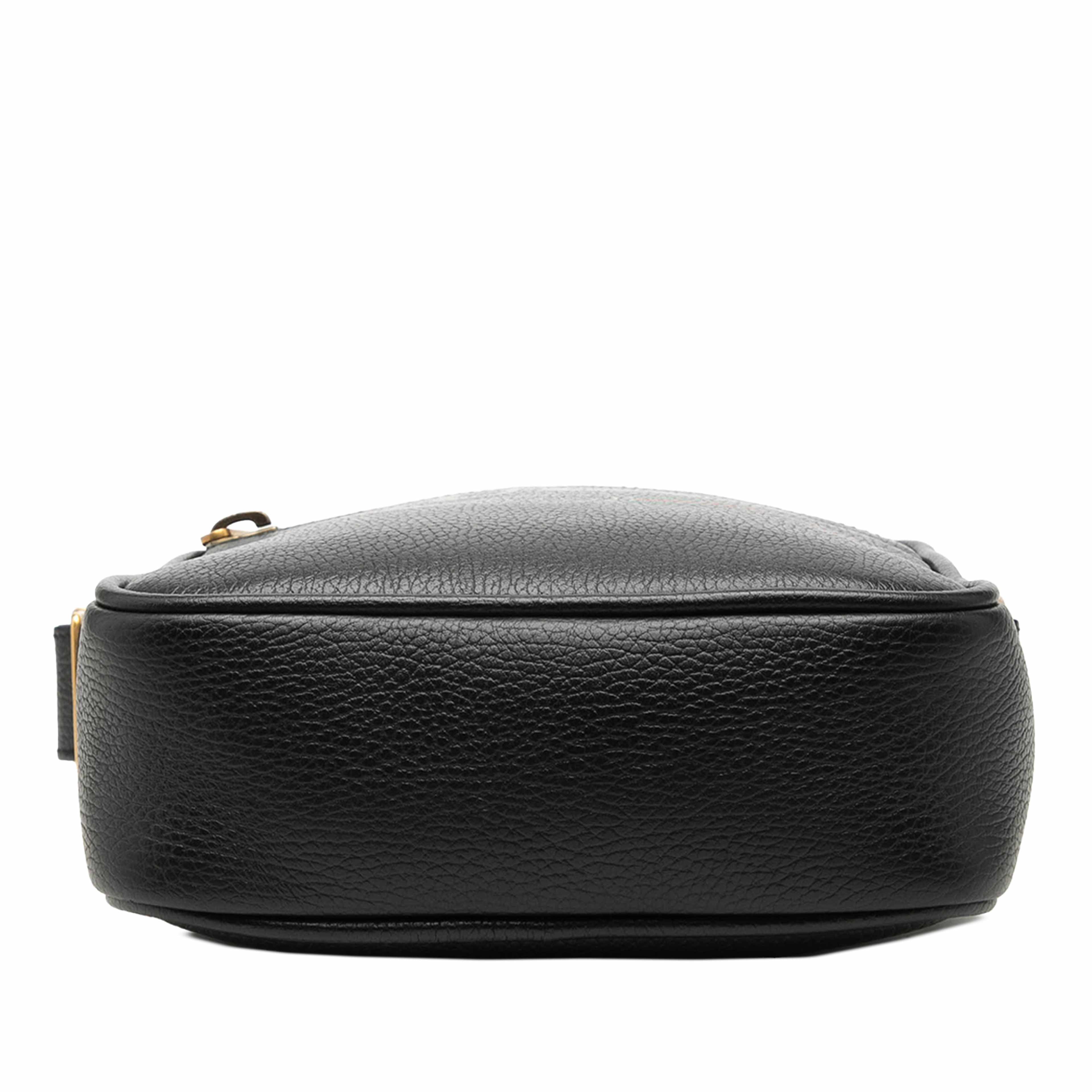 Gucci Grained Calfskin Logo Crossbody, från Luxclusif, i färgen svart. Klicka för att öppna bilden i stort format