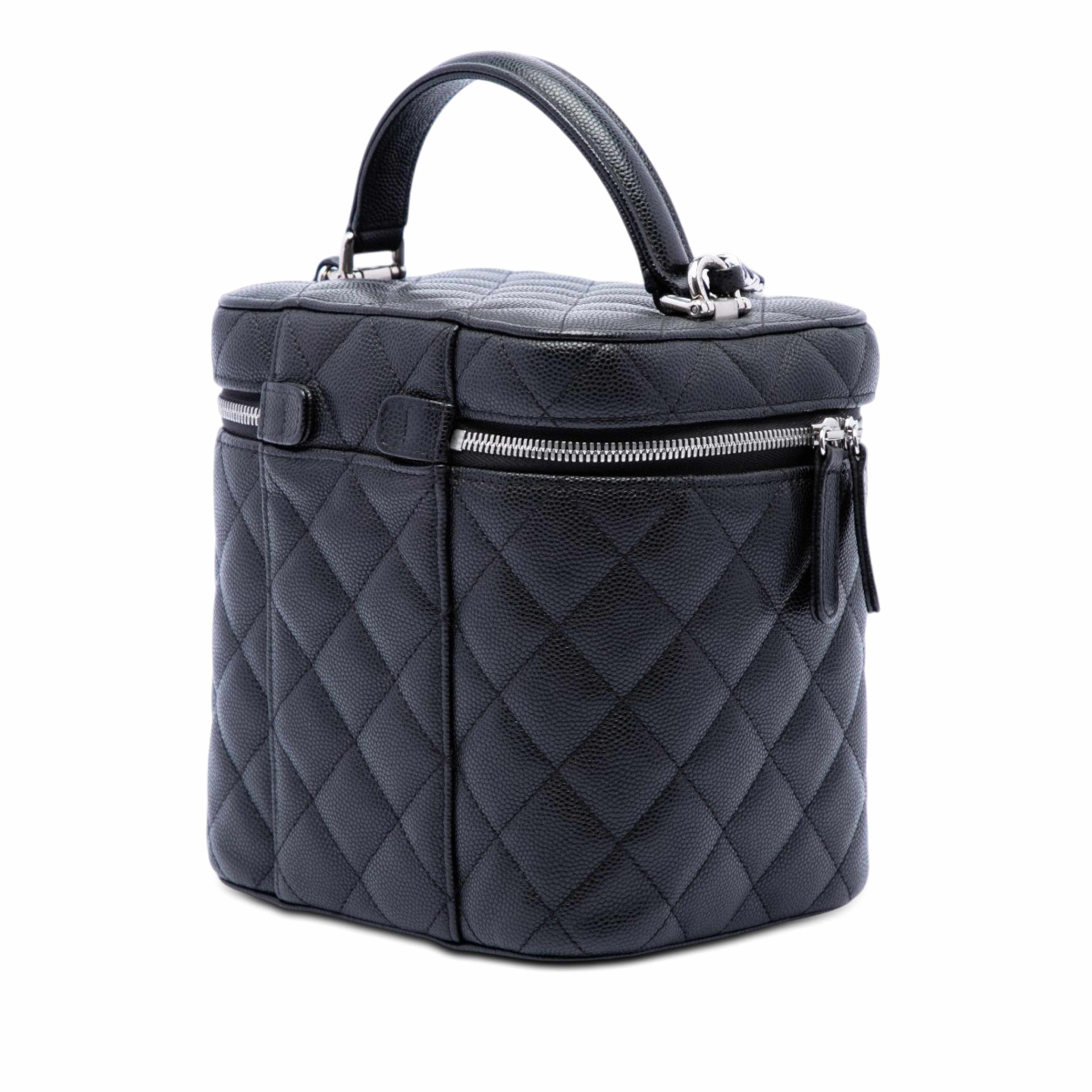 Chanel Cc Quilted Caviar Top Handle Vanity With Chain, från Luxclusif, i färgen svart. Klicka för att öppna bilden i stort format