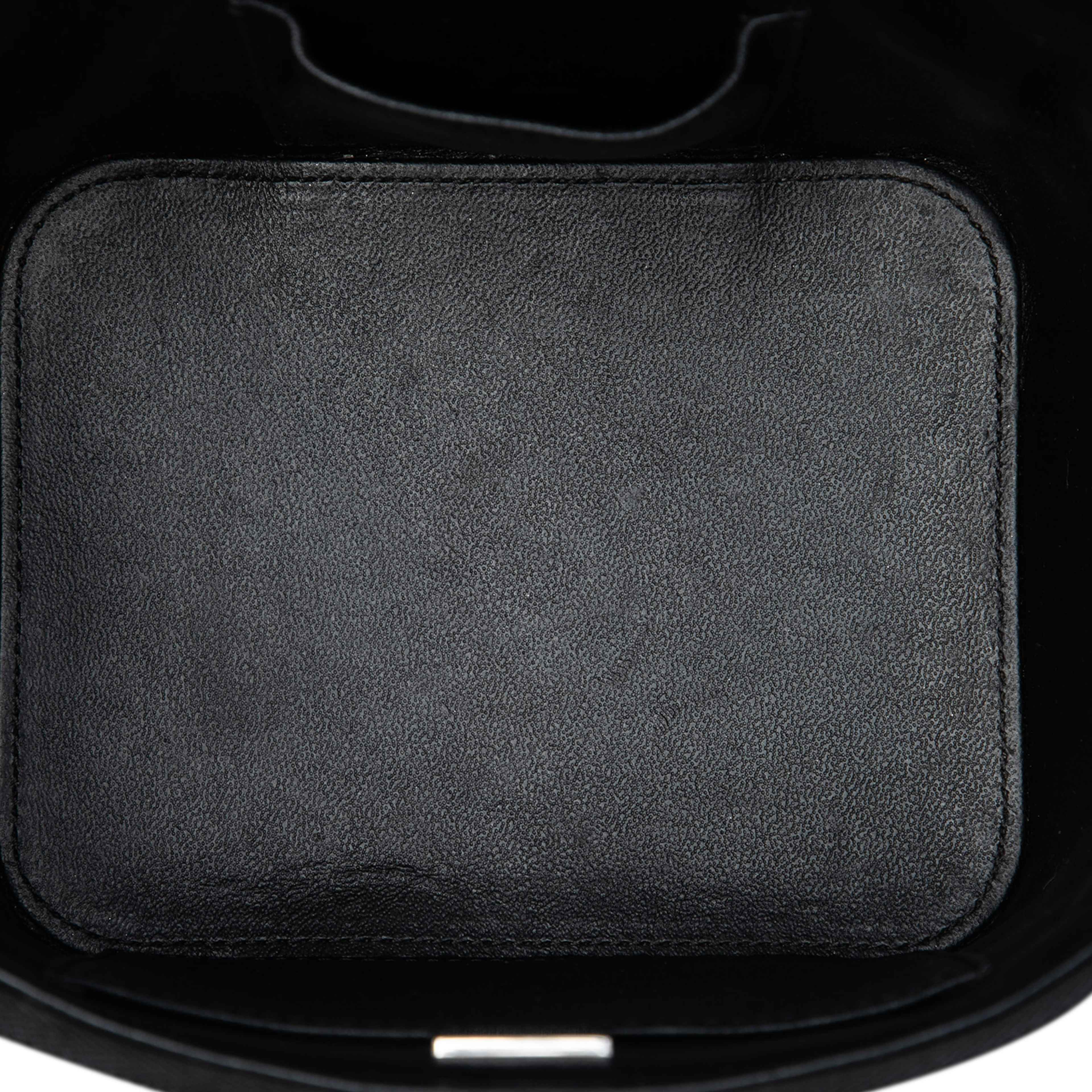 Chanel Cc Quilted Caviar Top Handle Vanity With Chain, från Luxclusif, i färgen svart. Klicka för att öppna bilden i stort format