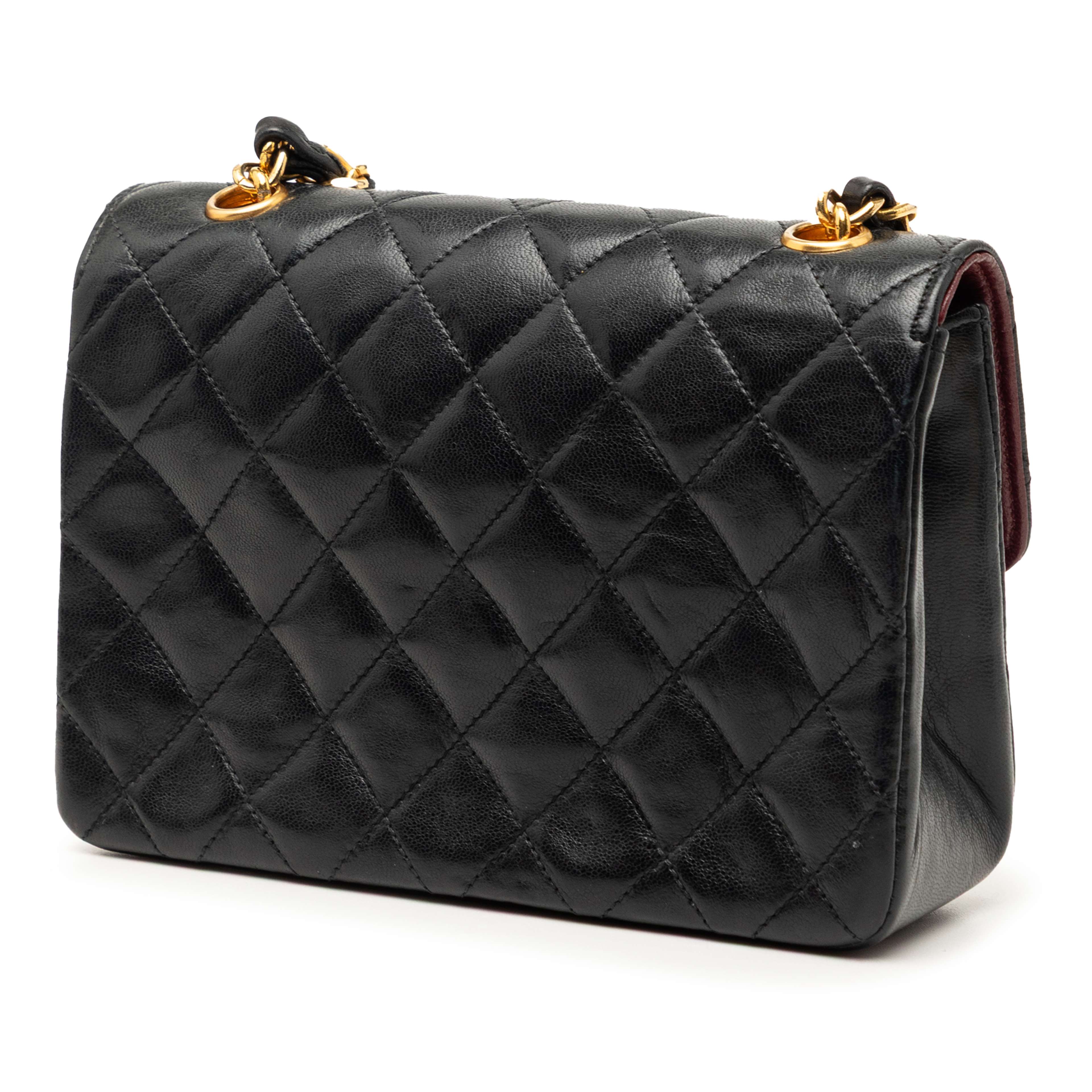 Chanel Mini Cc Quilted Lambskin Single Flap, från Luxclusif, i färgen svart. Klicka för att öppna bilden i stort format