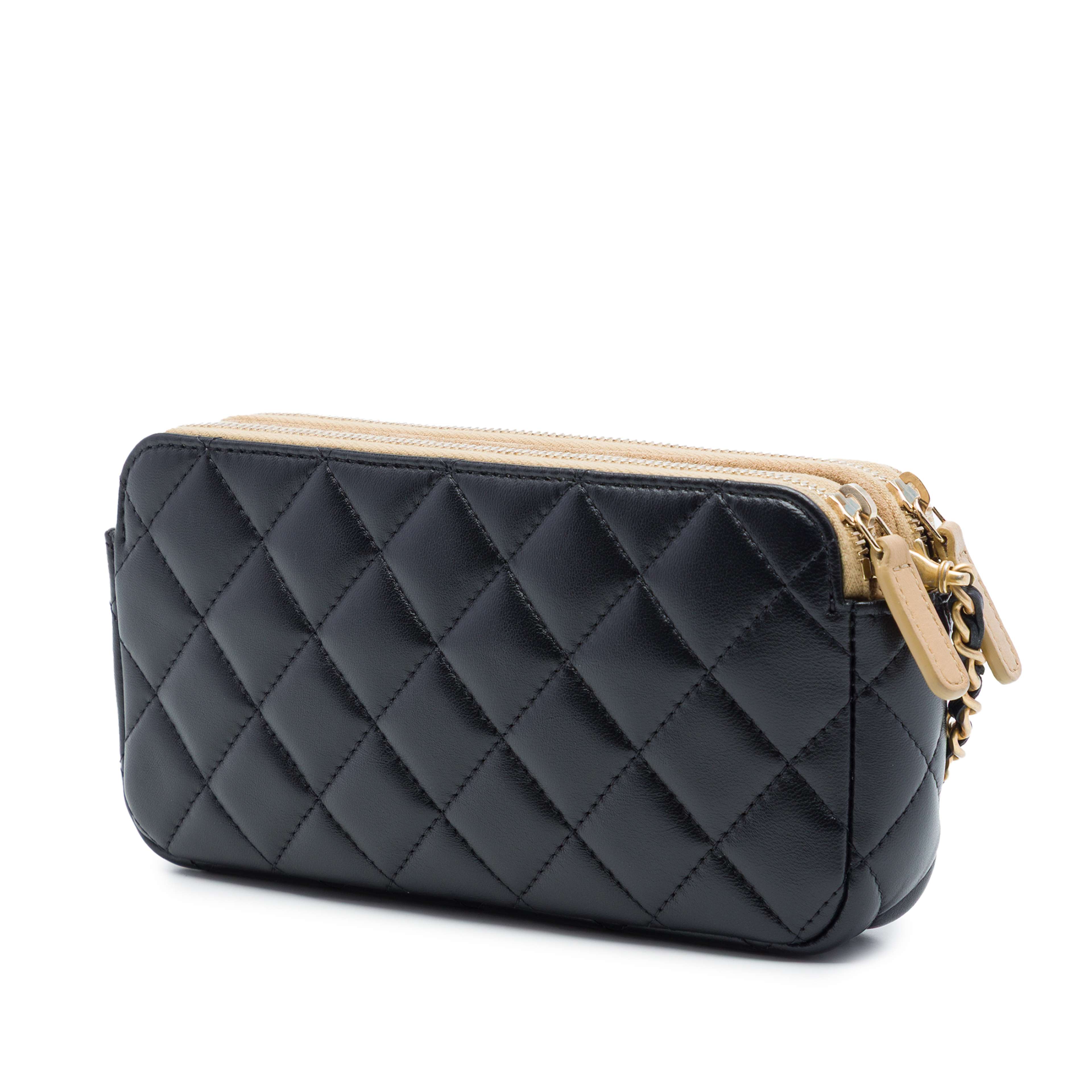 Chanel Cc Quilted Lambskin And Suede Double Zip Phone Holder With Chain, från Luxclusif, i färgen brun. Klicka för att öppna bilden i stort format