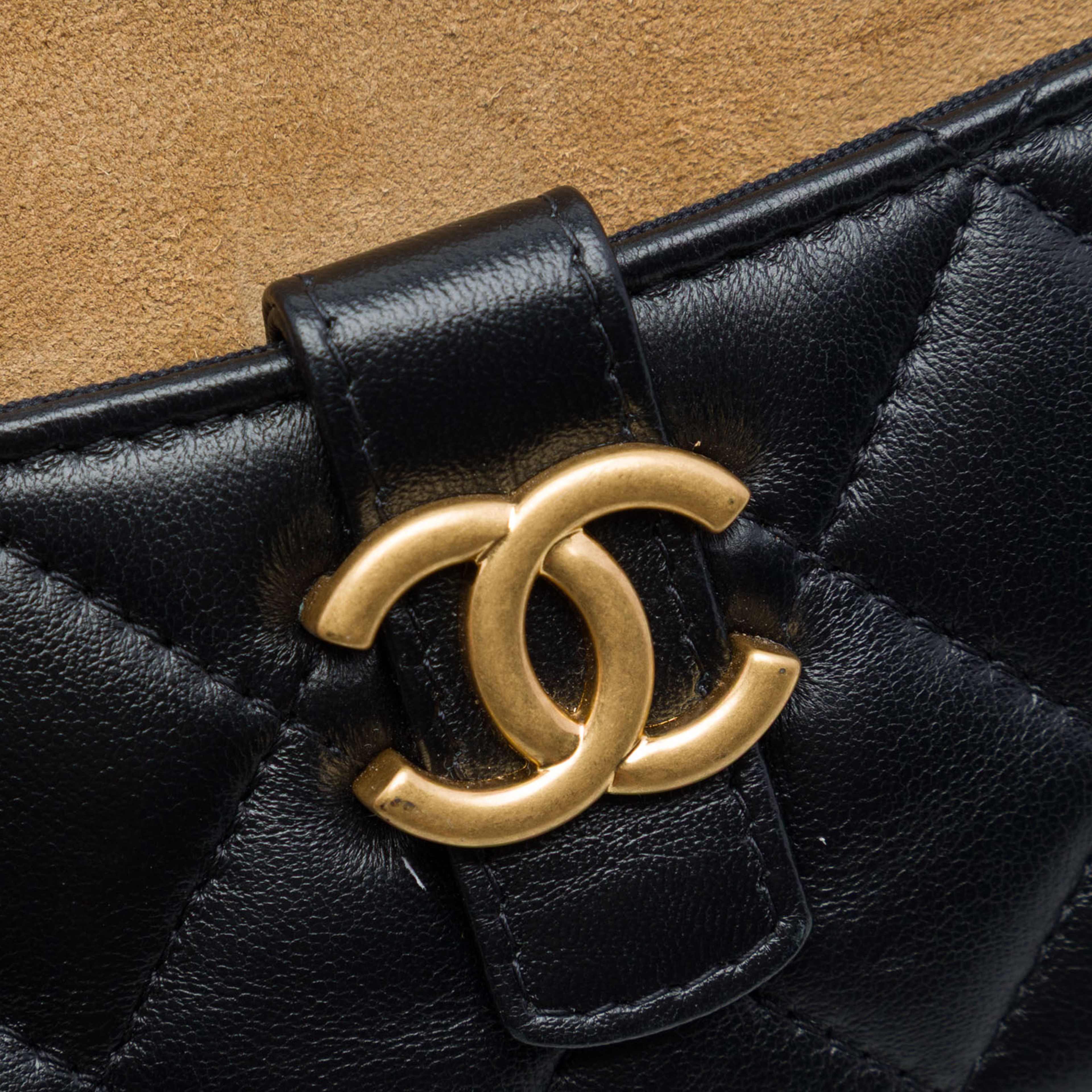 Chanel Cc Quilted Lambskin And Suede Double Zip Phone Holder With Chain, från Luxclusif, i färgen brun. Klicka för att öppna bilden i stort format