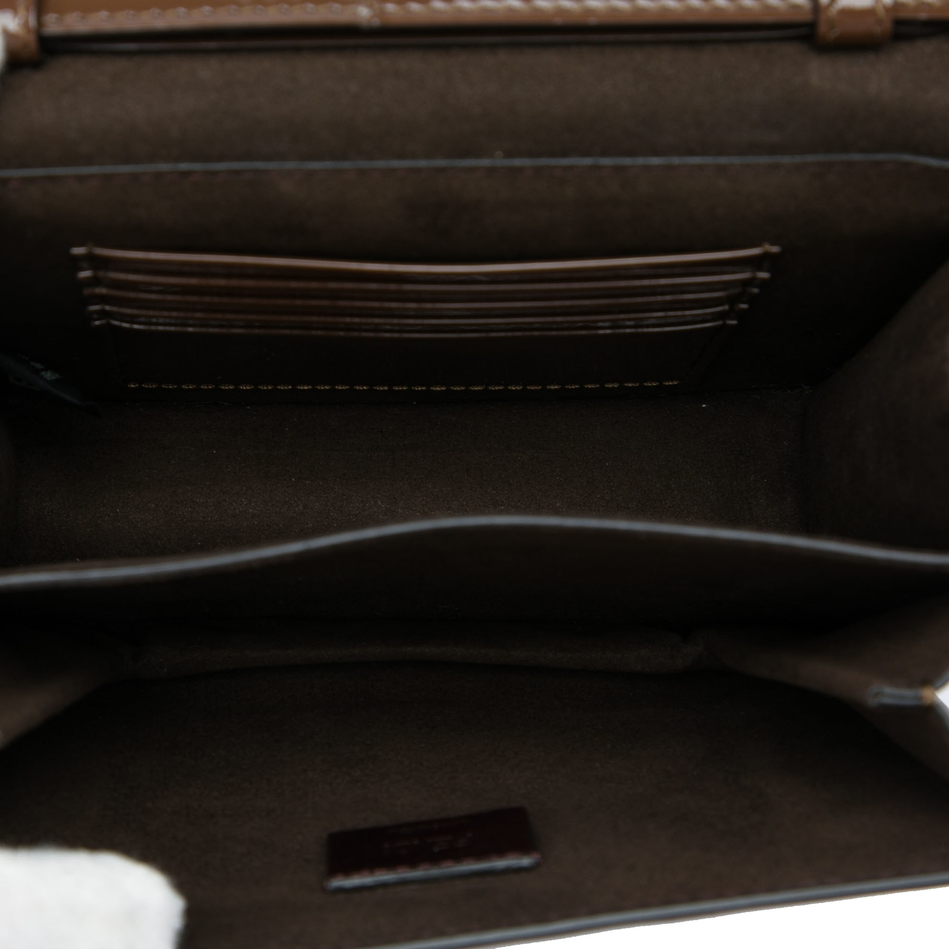 Fendi Patent Karligraphy Crossbody, från Luxclusif, i färgen brun. Klicka för att öppna bilden i stort format