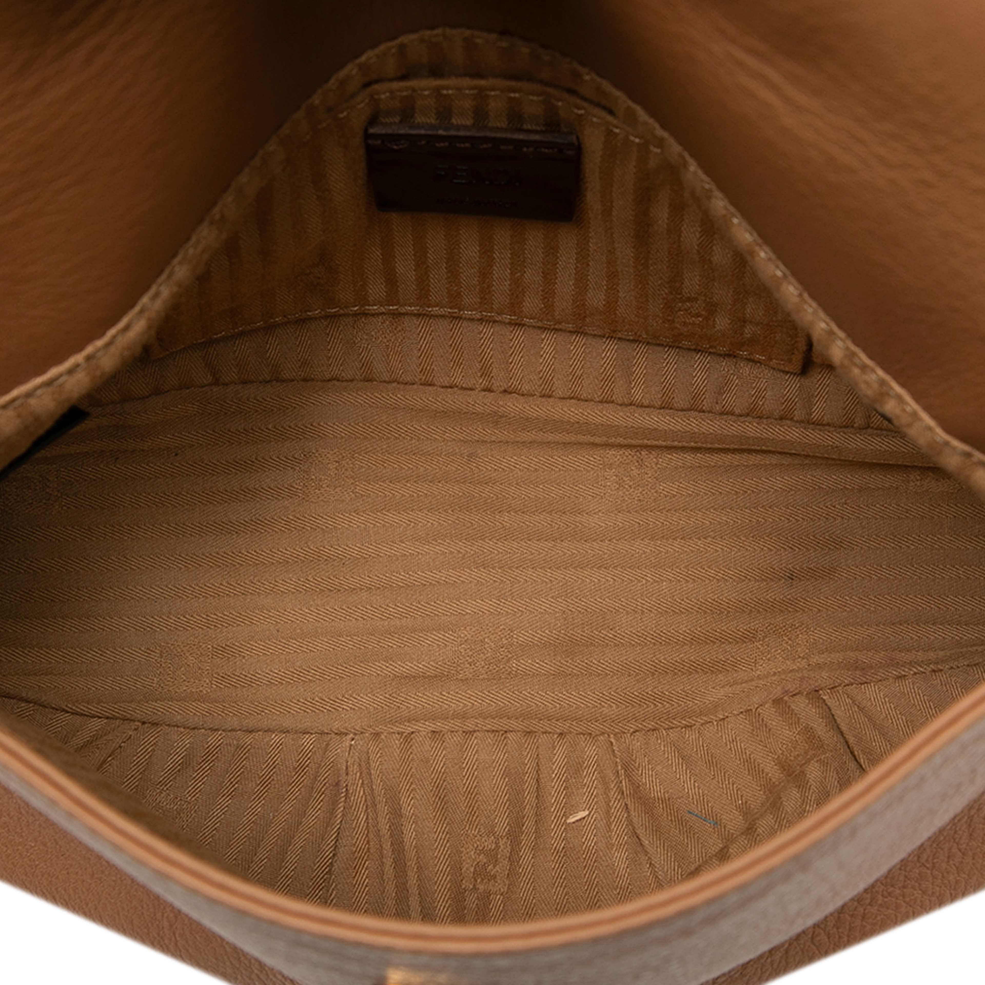 Fendi Leather Fendista Pochette Crossbody, från Luxclusif, i färgen camel. Klicka för att öppna bilden i stort format