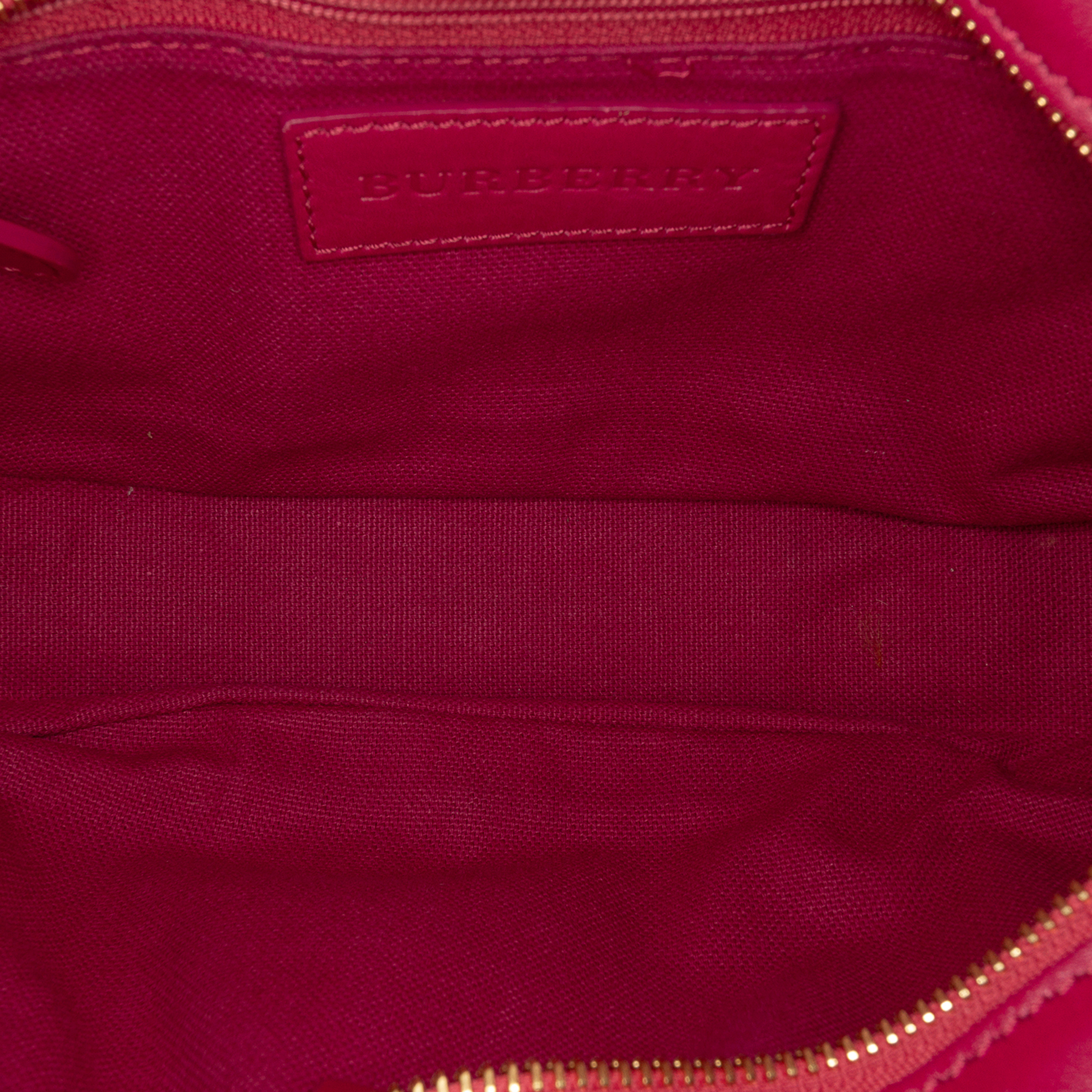 Burberry Haymarket Check Stripes Coated Canvas Crossbody, från Luxclusif, i färgen beige. Klicka för att öppna bilden i stort format