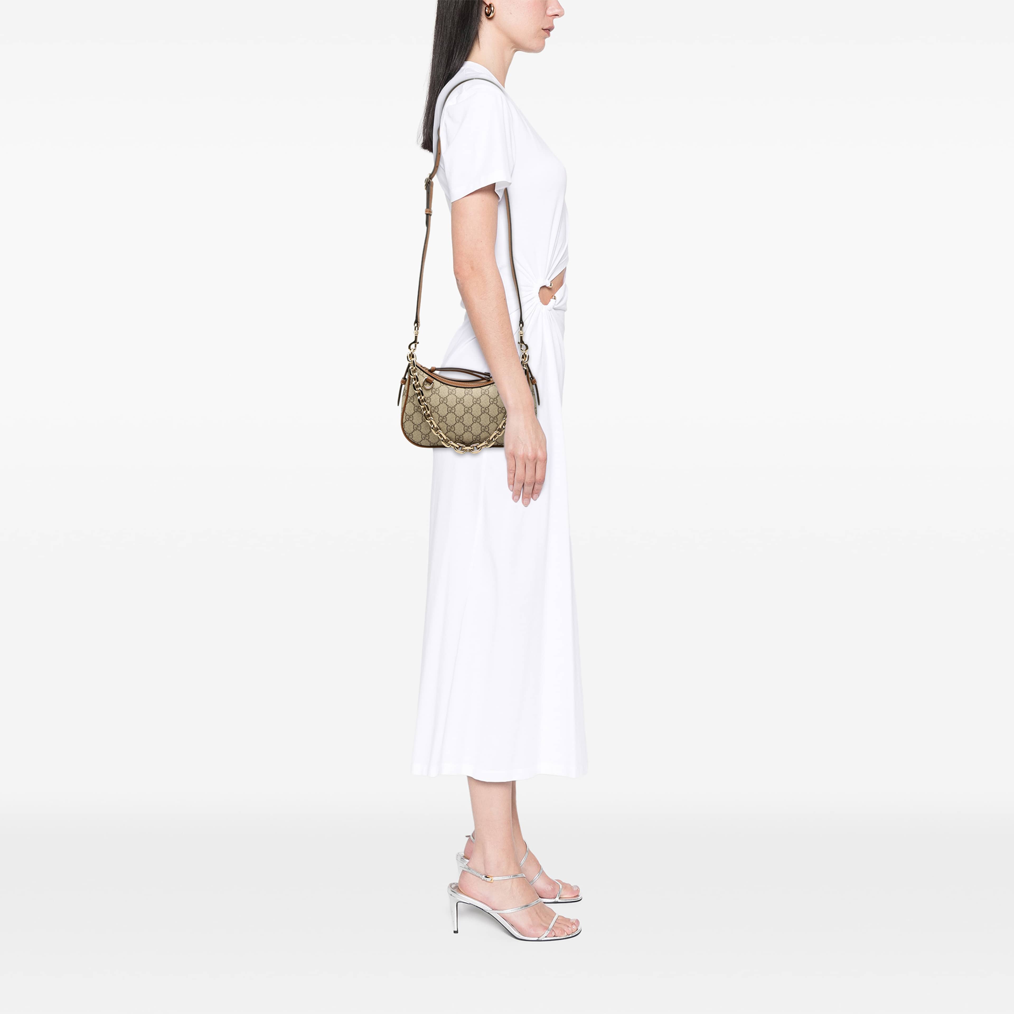 Gucci Small Gg Supreme Emblem Shoulder Bag, från Luxclusif, i färgen beige. Klicka för att öppna bilden i stort format