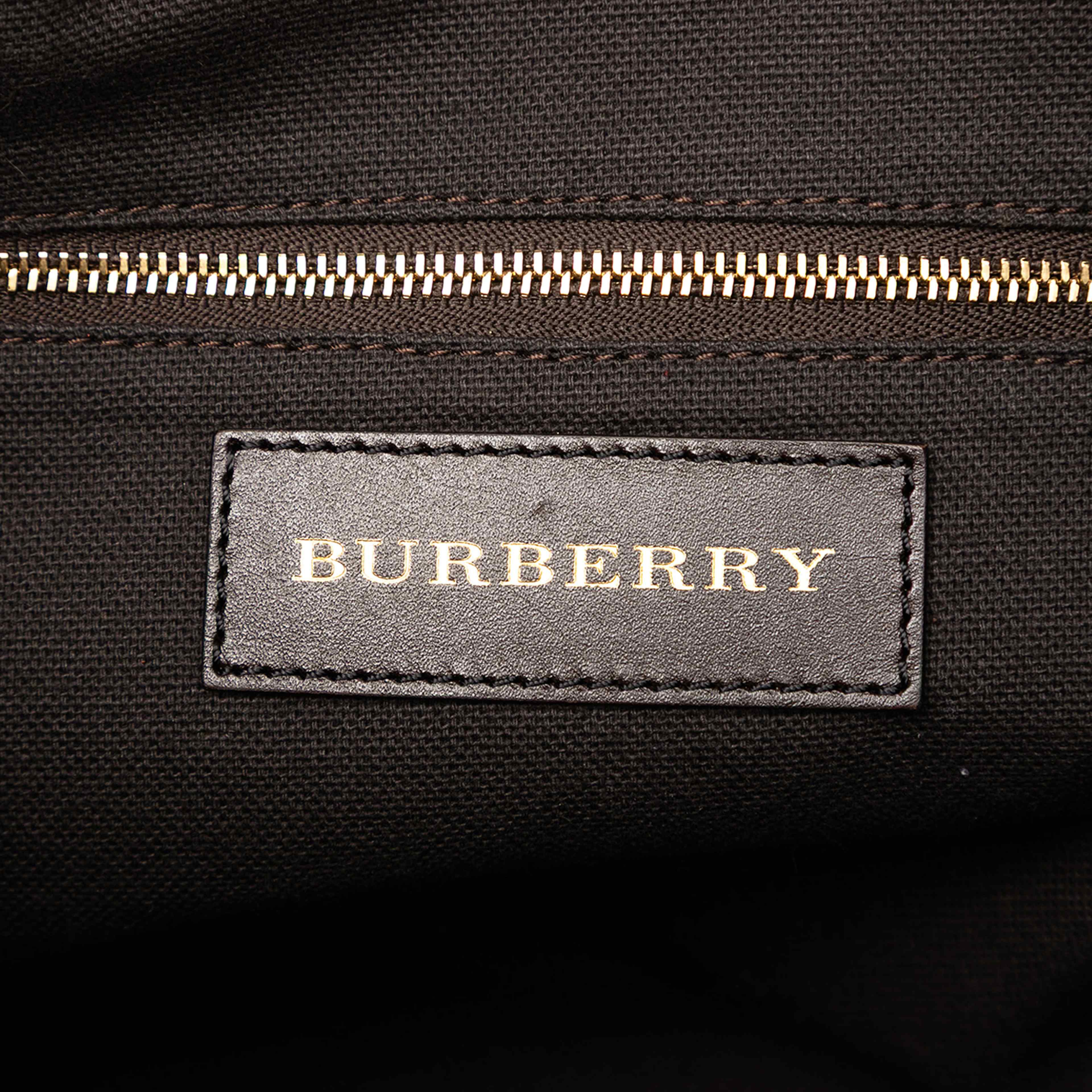 Burberry Small Haymarket Check Coated Canvas Salisbury Tote, från Luxclusif, i färgen beige. Klicka för att öppna bilden i stort format