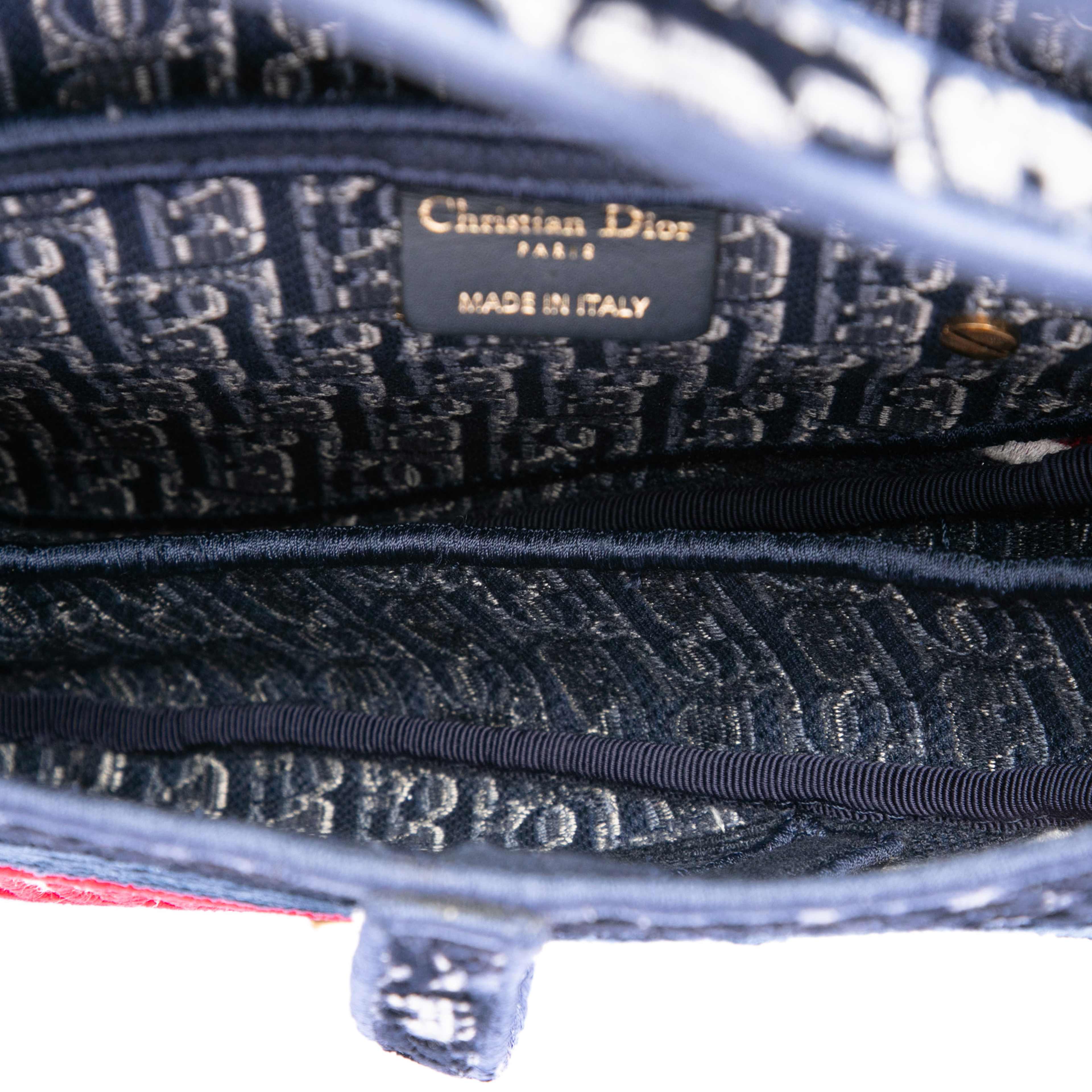 Dior Oblique Embroidered Velvet Saddle Bag, från Luxclusif, i färgen navy. Klicka för att öppna bilden i stort format