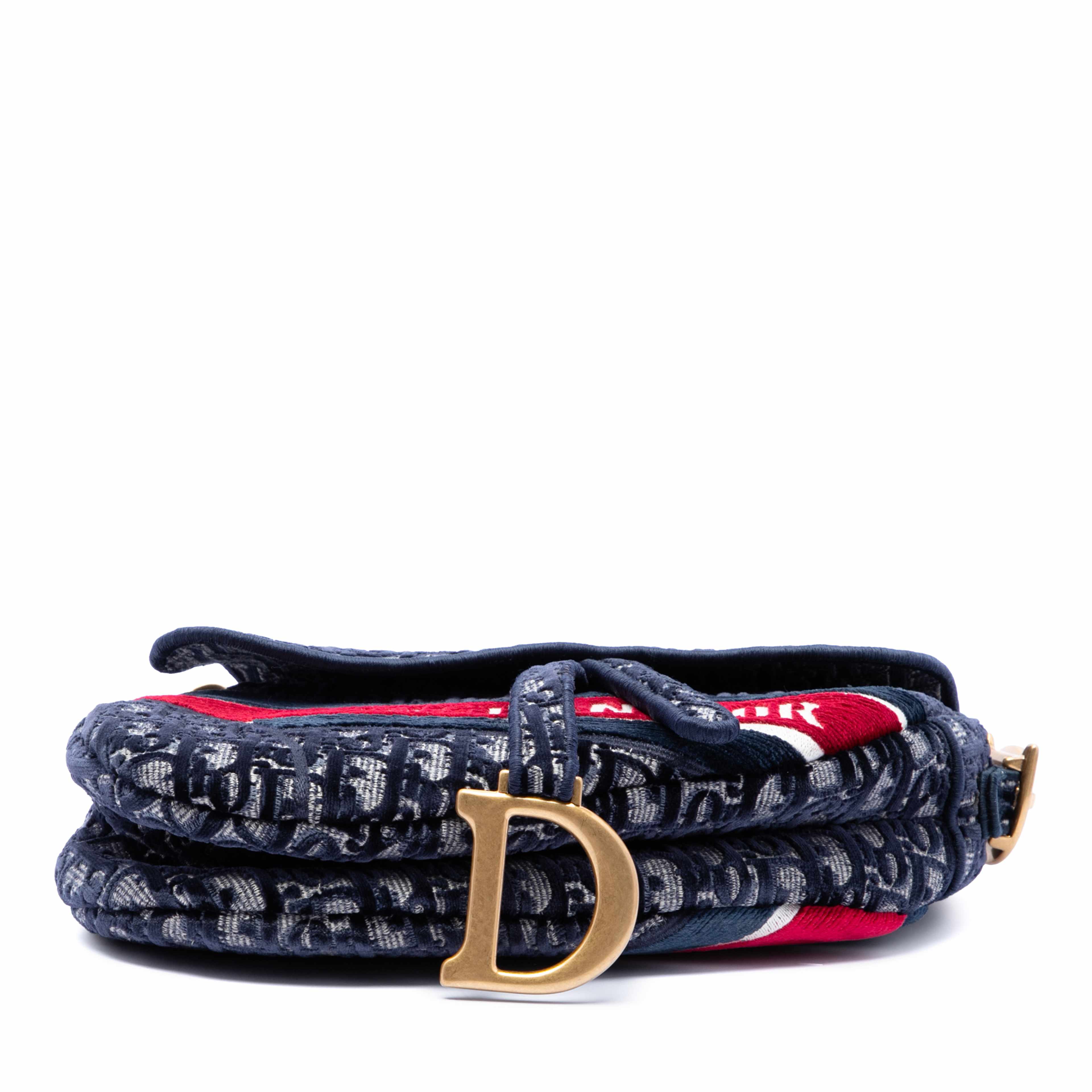 Dior Oblique Embroidered Velvet Saddle Bag, från Luxclusif, i färgen blå. Klicka för att öppna bilden i stort format