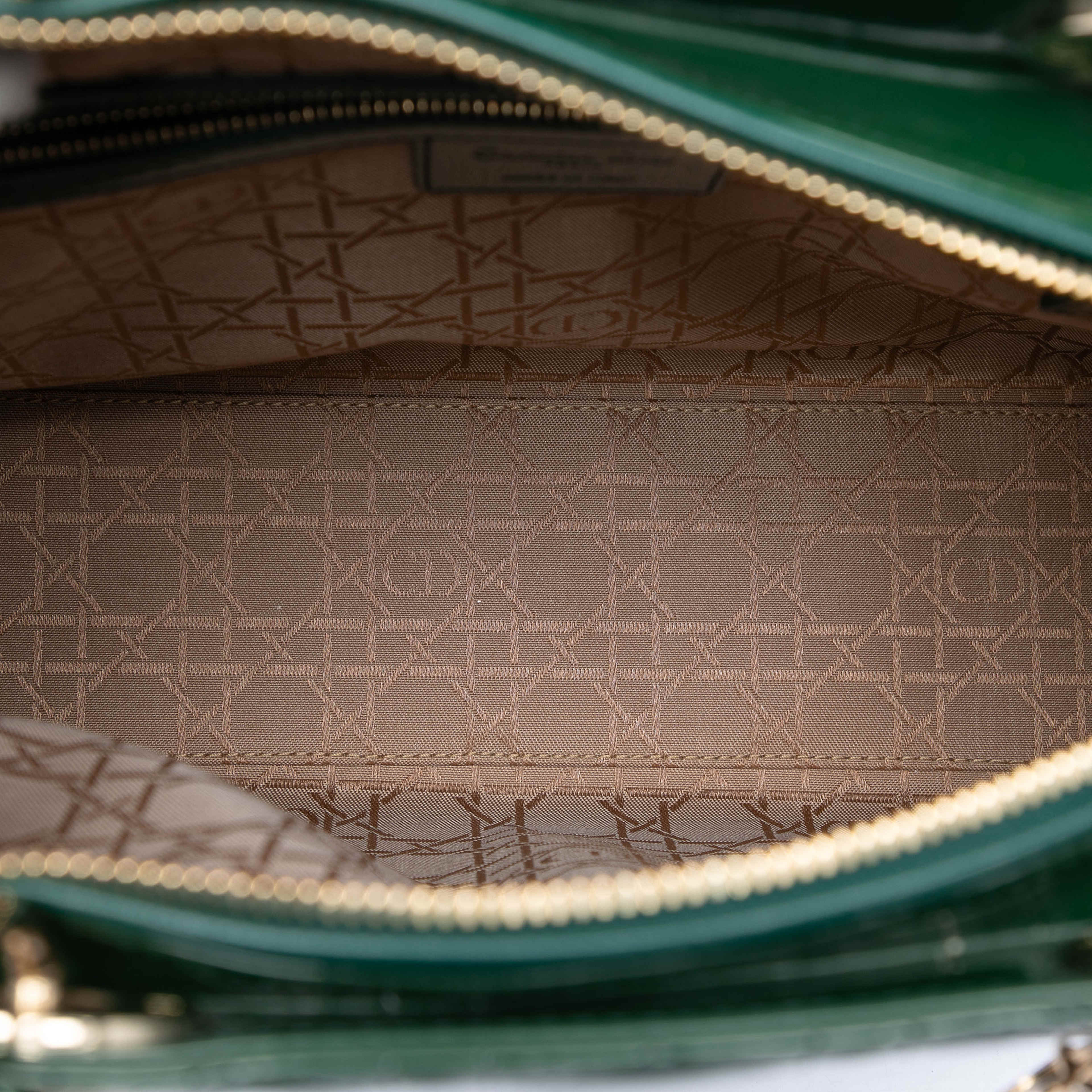 Dior Large Patent Cannage Lady Dior, från Luxclusif, i färgen dark green. Klicka för att öppna bilden i stort format