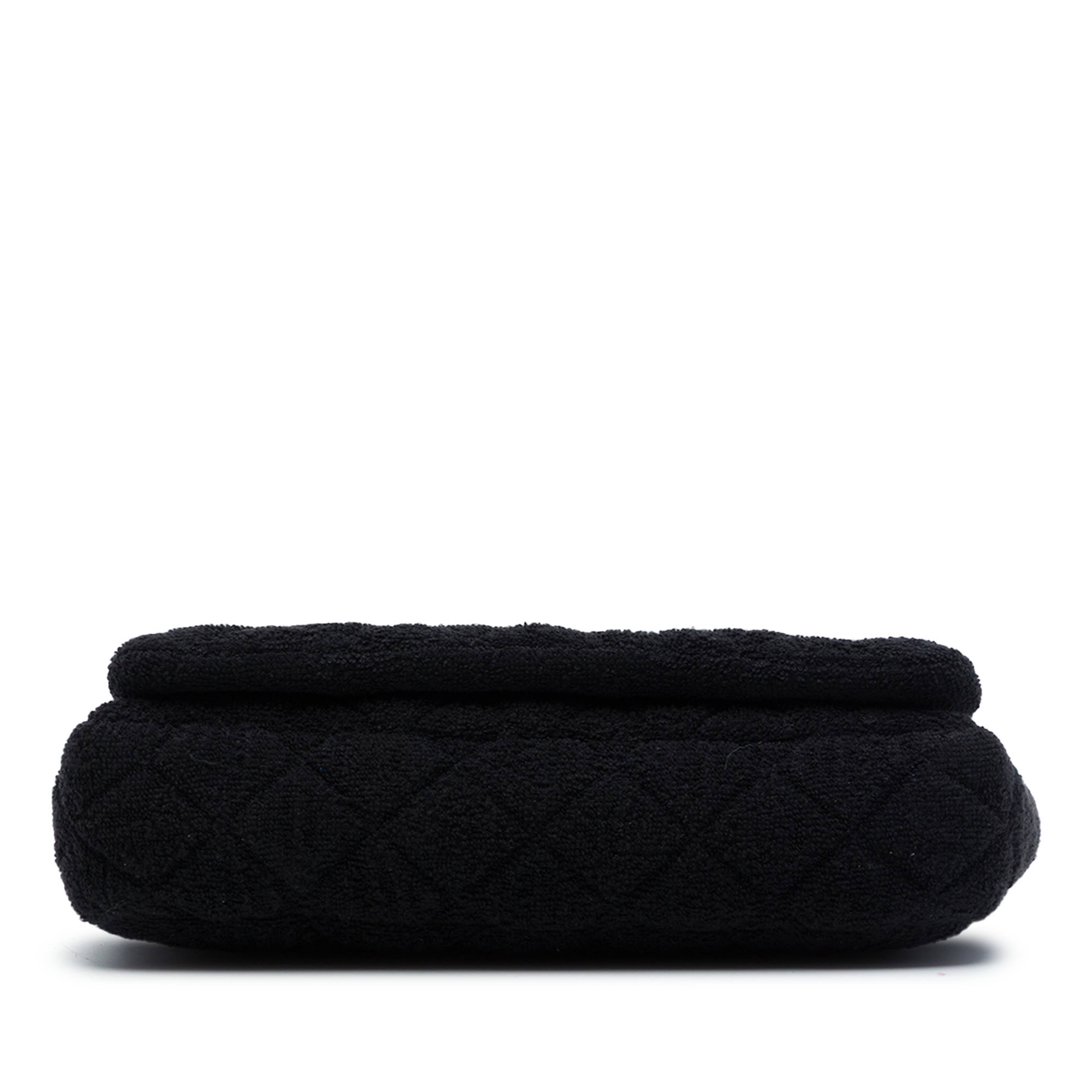 Chanel Cc Quilted Terry Cloth Flap, från Luxclusif, i färgen svart. Klicka för att öppna bilden i stort format