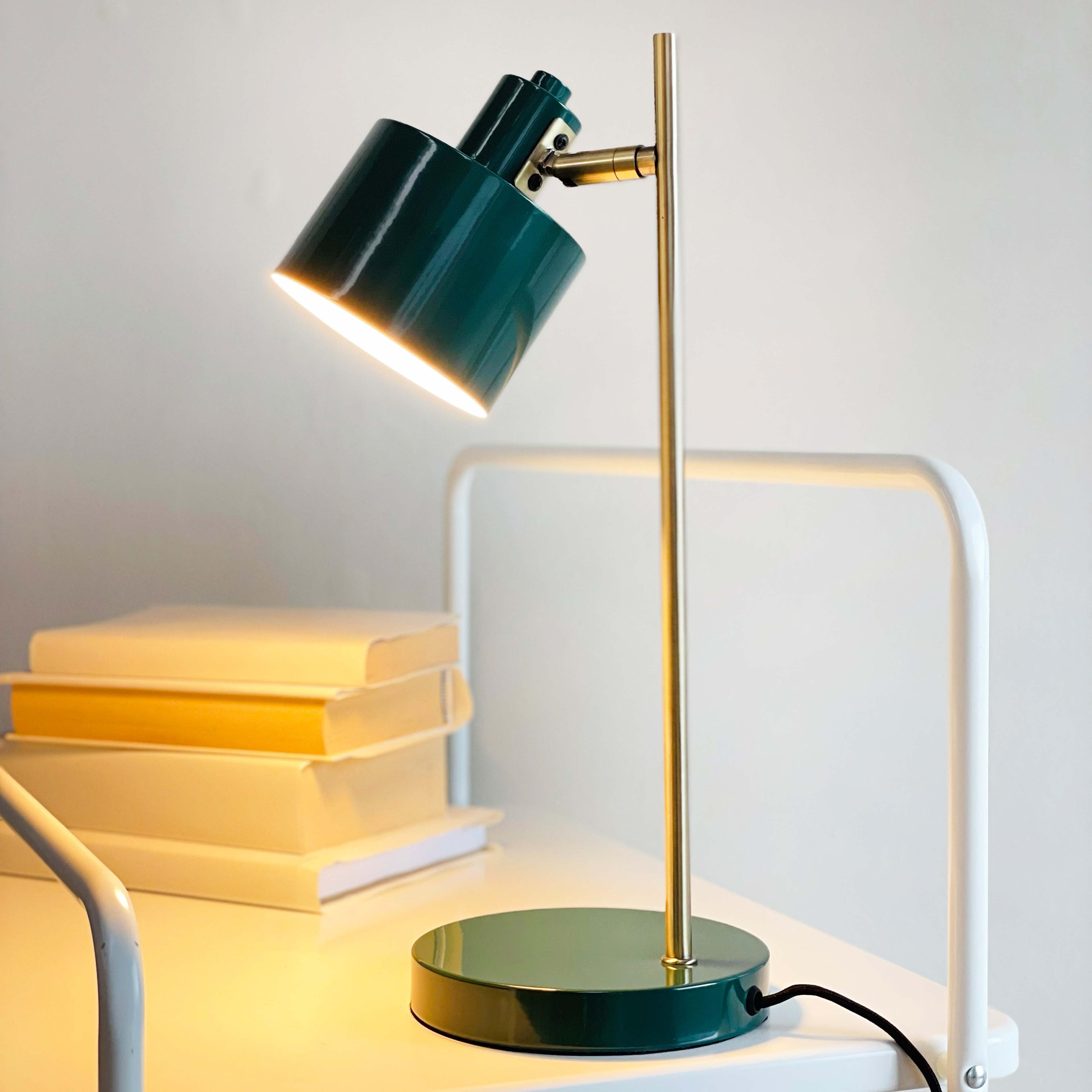 Ocean Table Lamp, från Dyberg Larsen, i färgen dark green/ brass. Klicka för att öppna bilden i stort format