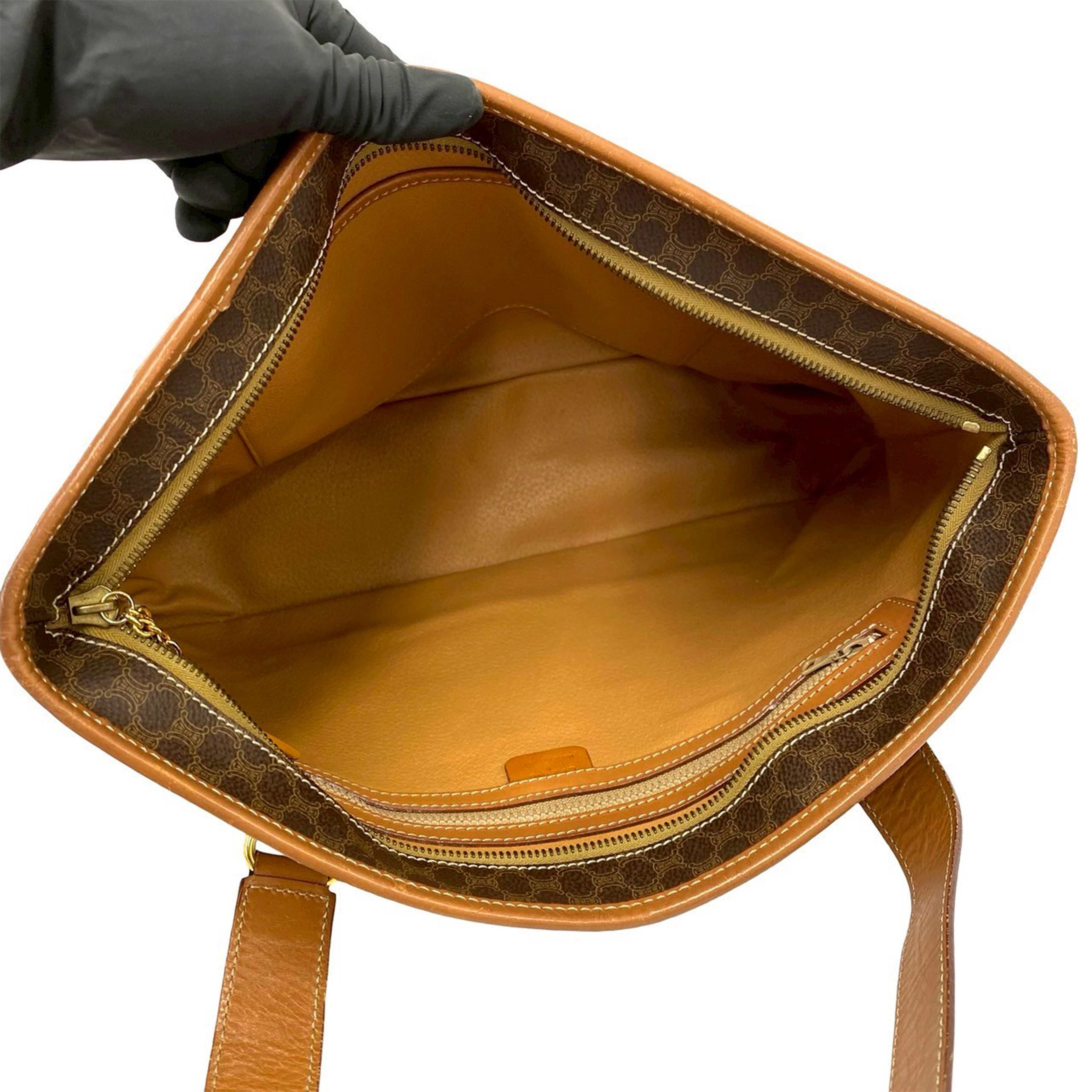 Celine Macadam Coated Canvas Tote, från Luxclusif, i färgen brown. Klicka för att öppna bilden i stort format