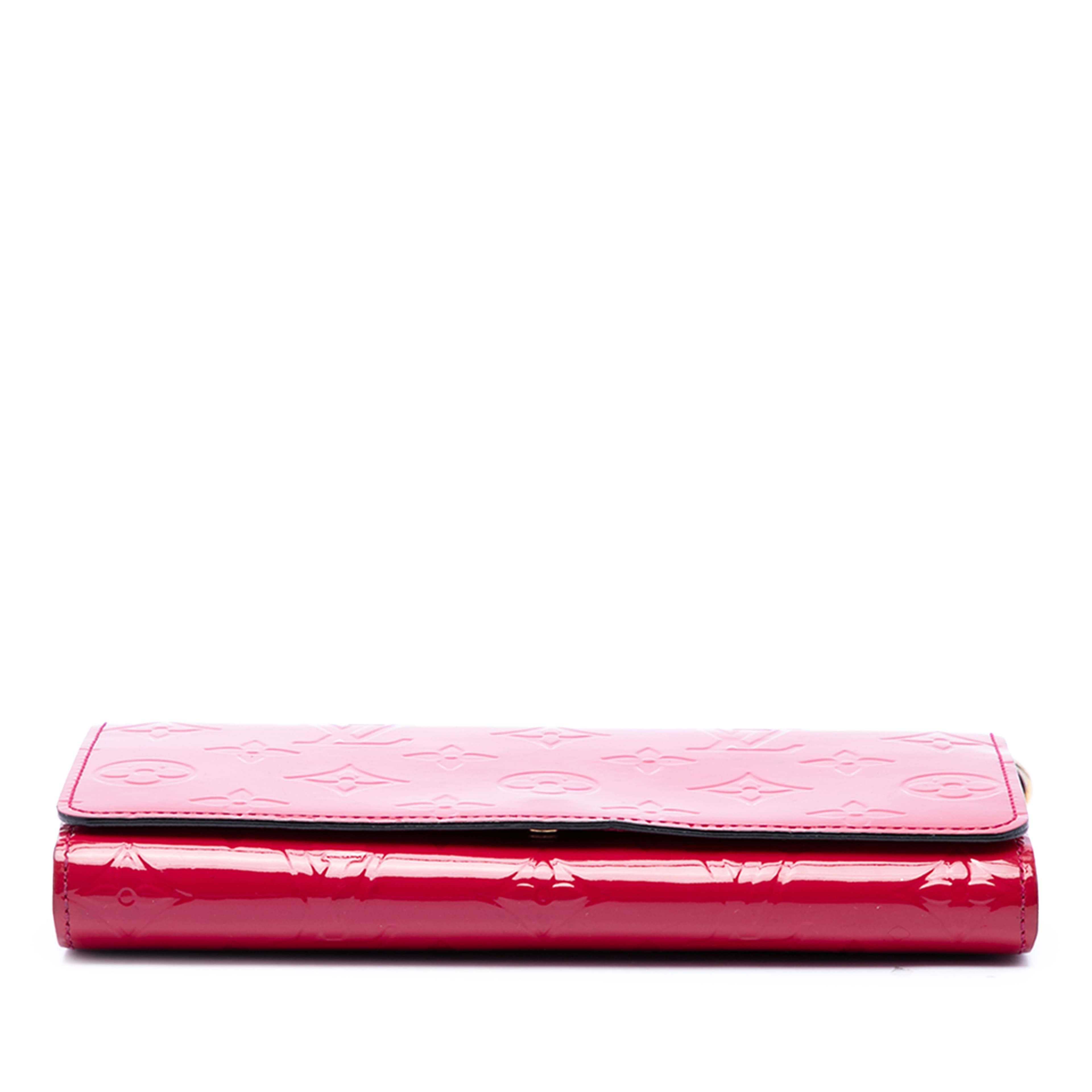 Louis Vuitton Monogram Vernis Chain Wallet, från Luxclusif, i färgen rosa. Klicka för att öppna bilden i stort format