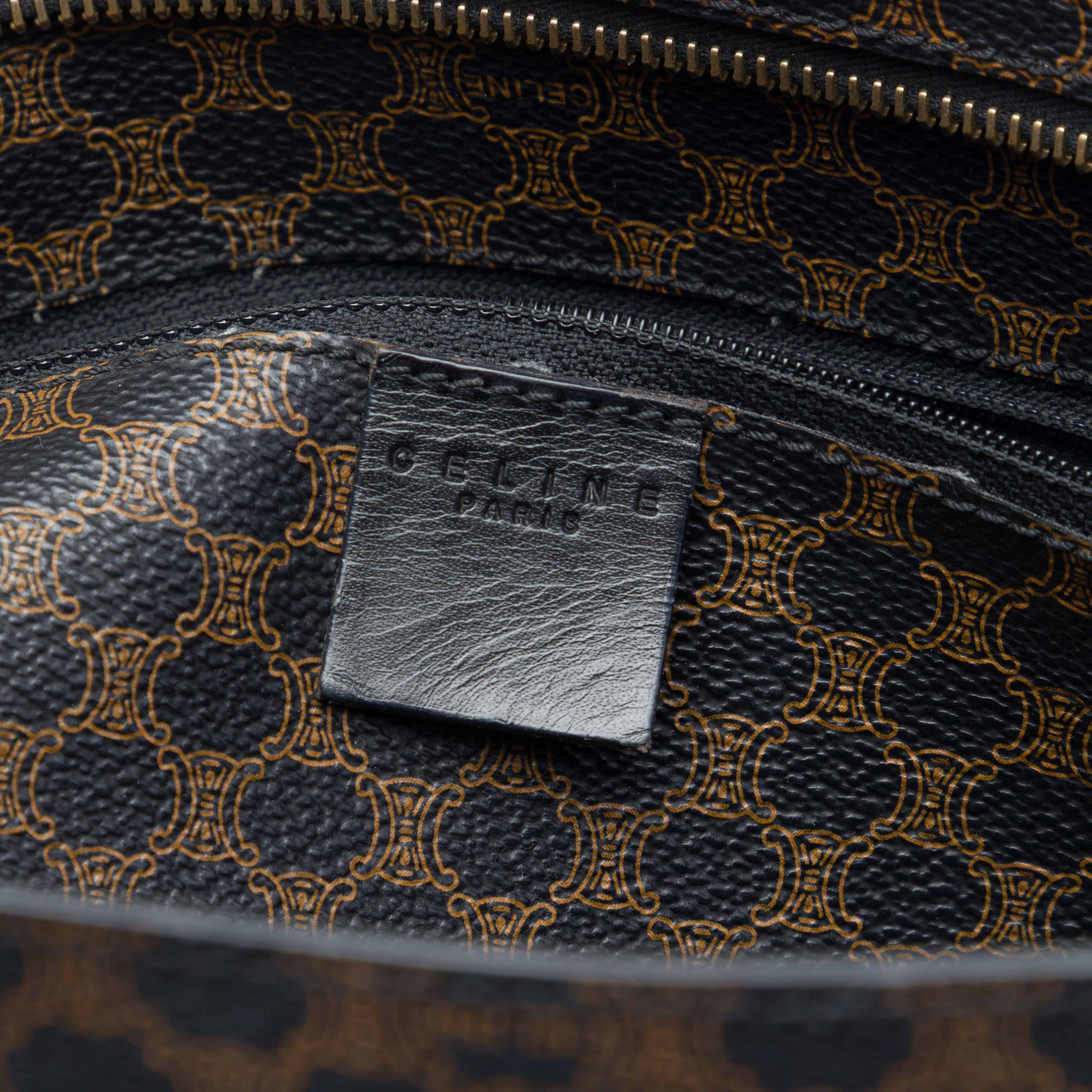Celine Macadam Coated Canvas Tote, från Luxclusif, i färgen brun. Klicka för att öppna bilden i stort format