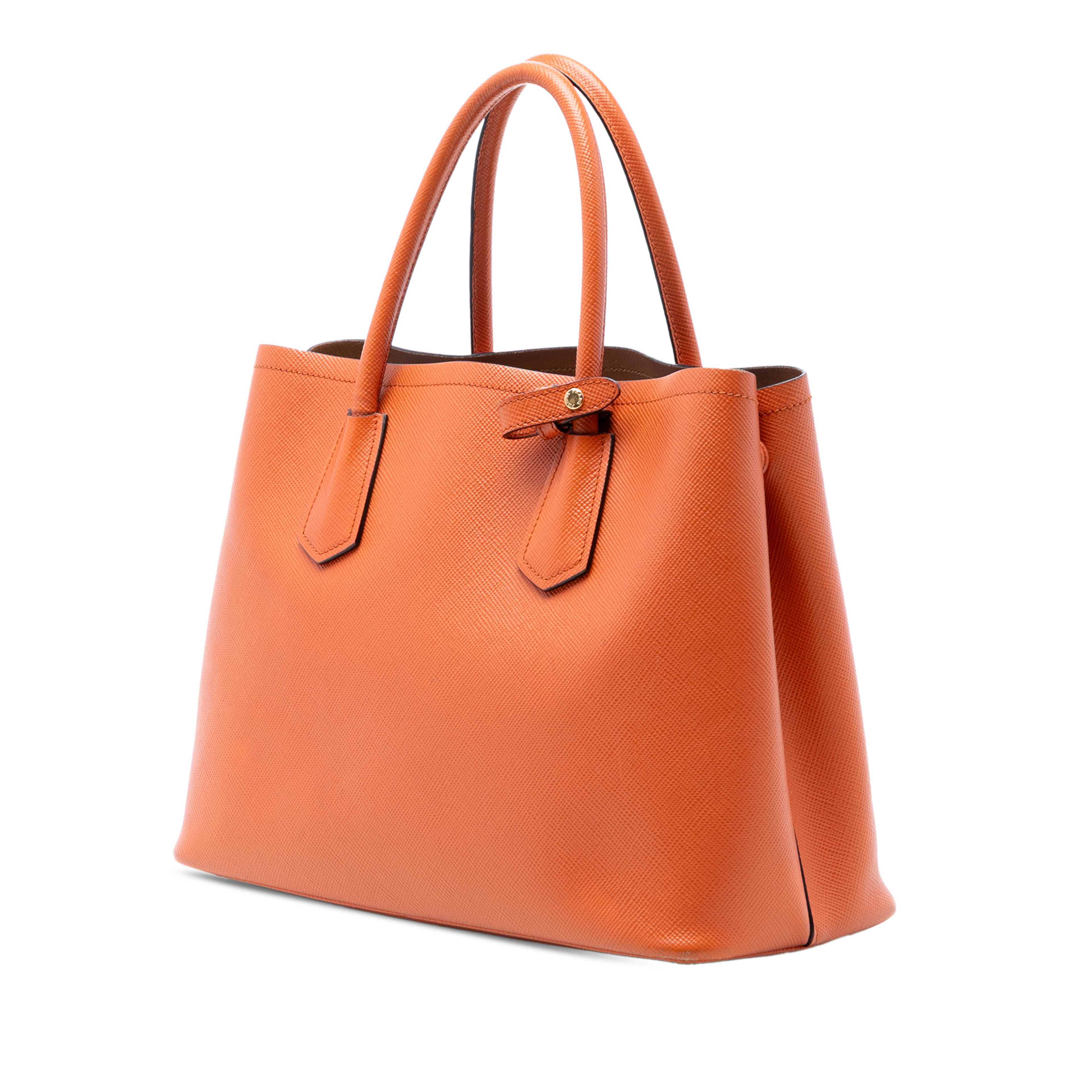 Prada Medium Saffiano Cuir Double Handle Satchel, från Luxclusif, i färgen orange. Klicka för att öppna bilden i stort format