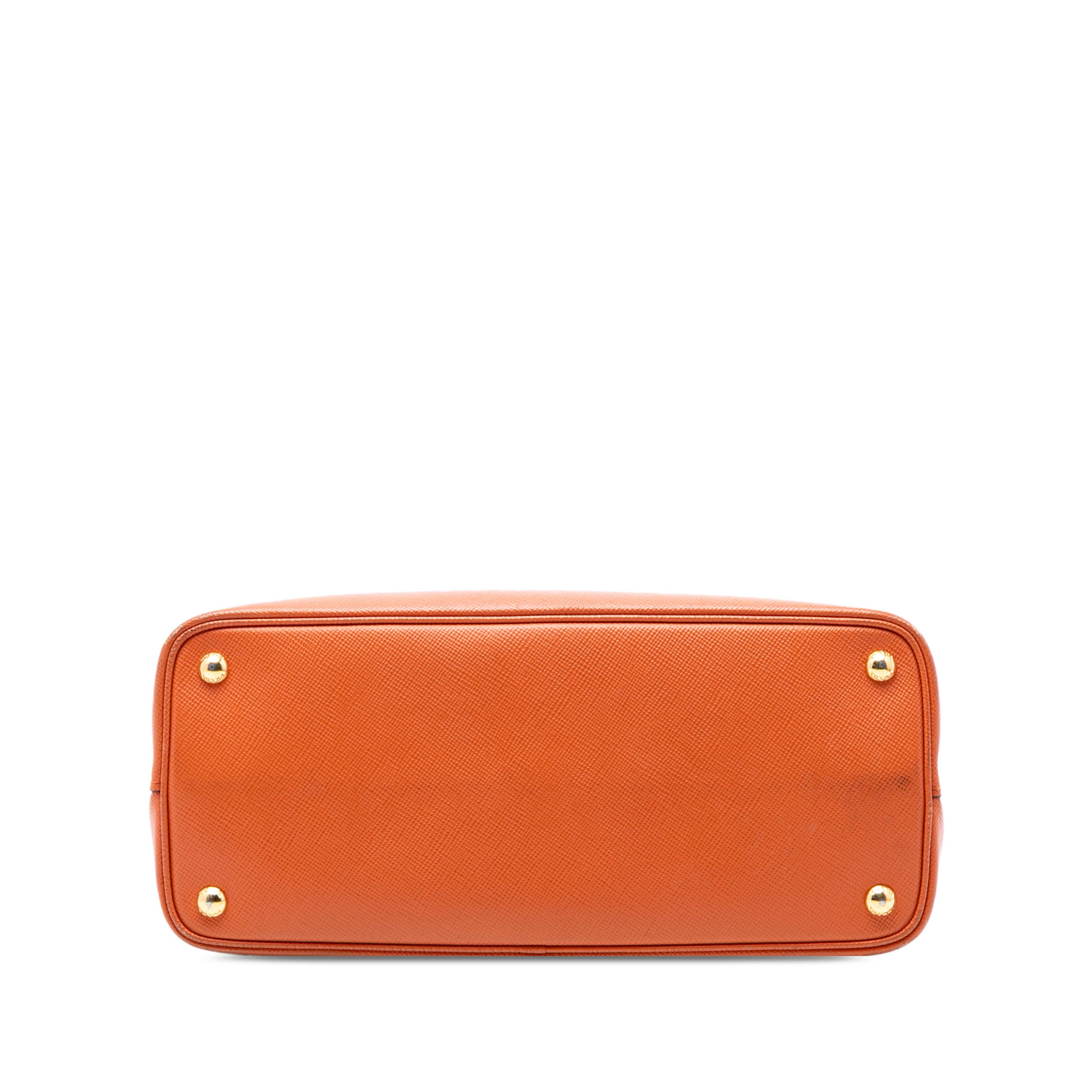 Prada Medium Saffiano Cuir Double Handle Satchel, från Luxclusif, i färgen orange. Klicka för att öppna bilden i stort format