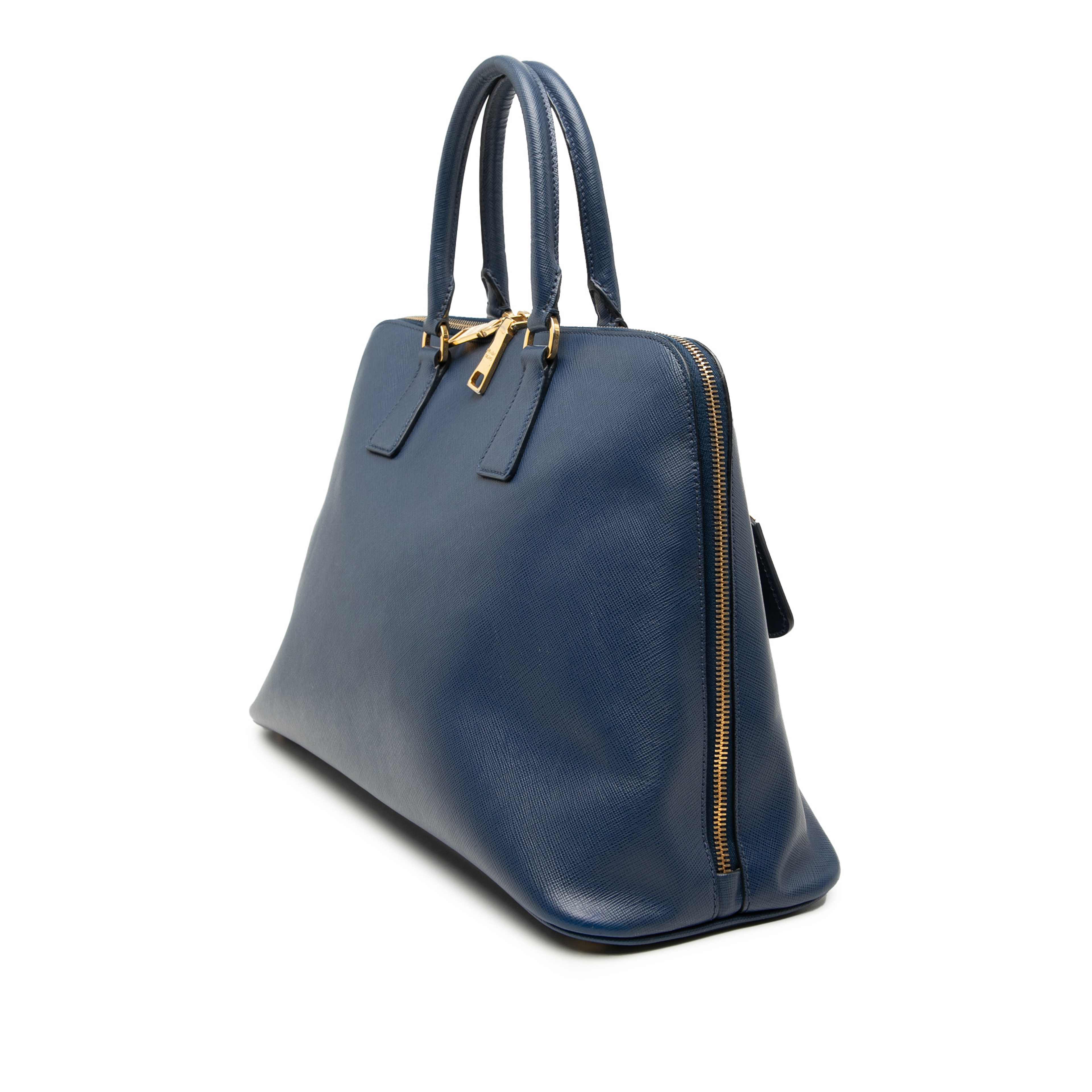 Prada Large Saffiano Lux Promenade Satchel, från Luxclusif, i färgen blue. Klicka för att öppna bilden i stort format