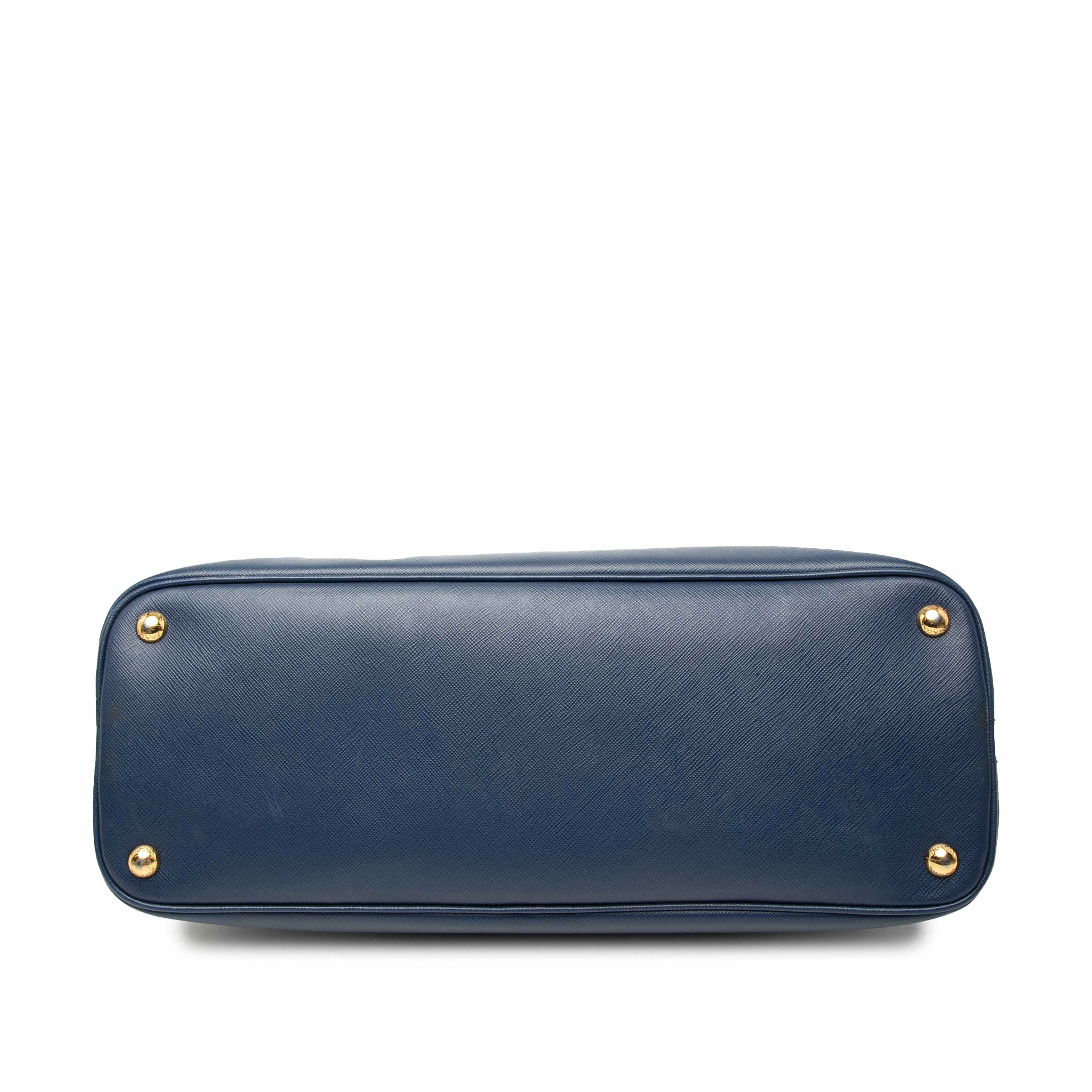 Prada Large Saffiano Lux Promenade Satchel, från Luxclusif, i färgen blue. Klicka för att öppna bilden i stort format