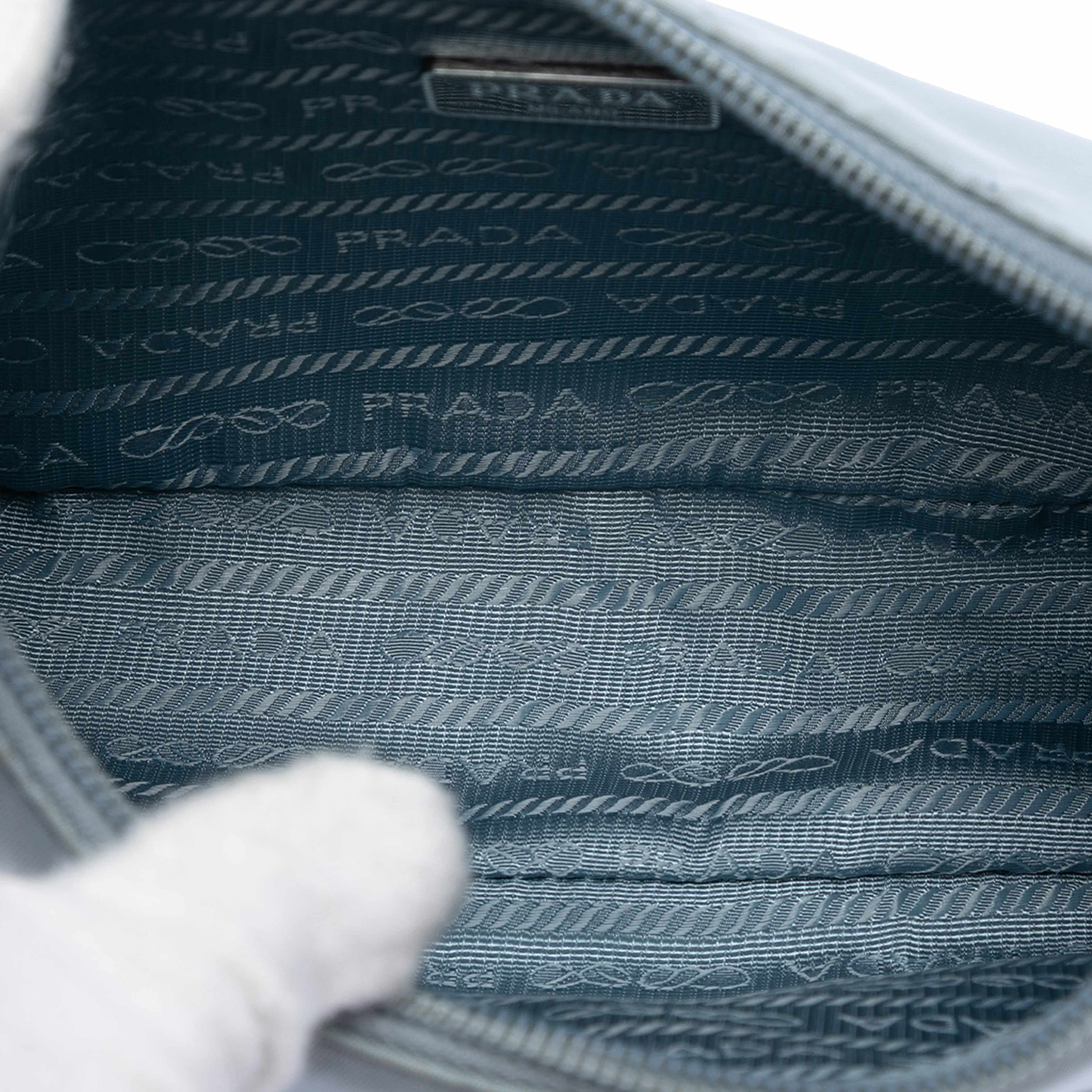 Prada Tessuto Re Edition 2000 Shoulder Bag, från Luxclusif, i färgen light blue. Klicka för att öppna bilden i stort format