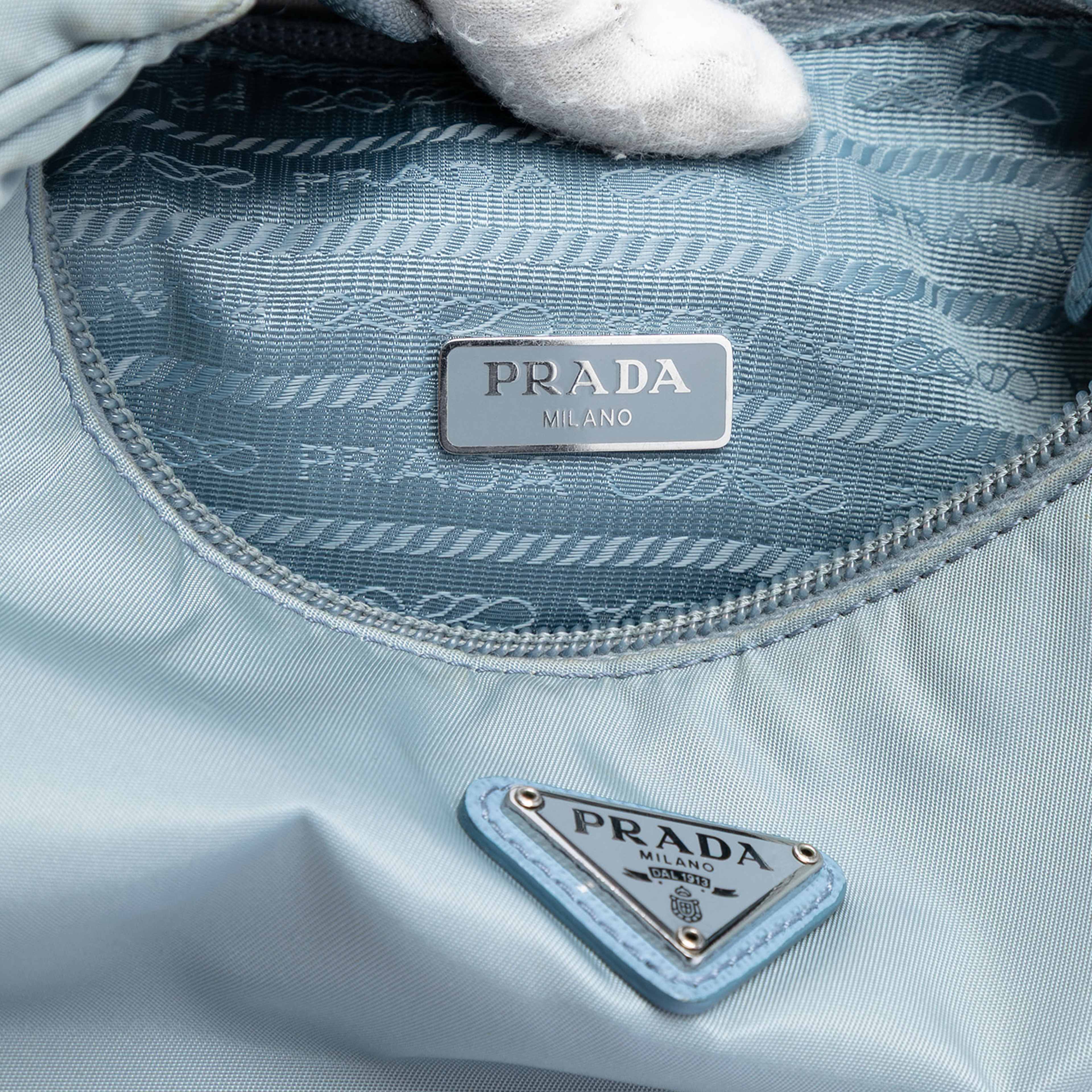 Prada Tessuto Re Edition 2000 Shoulder Bag, från Luxclusif, i färgen light blue. Klicka för att öppna bilden i stort format