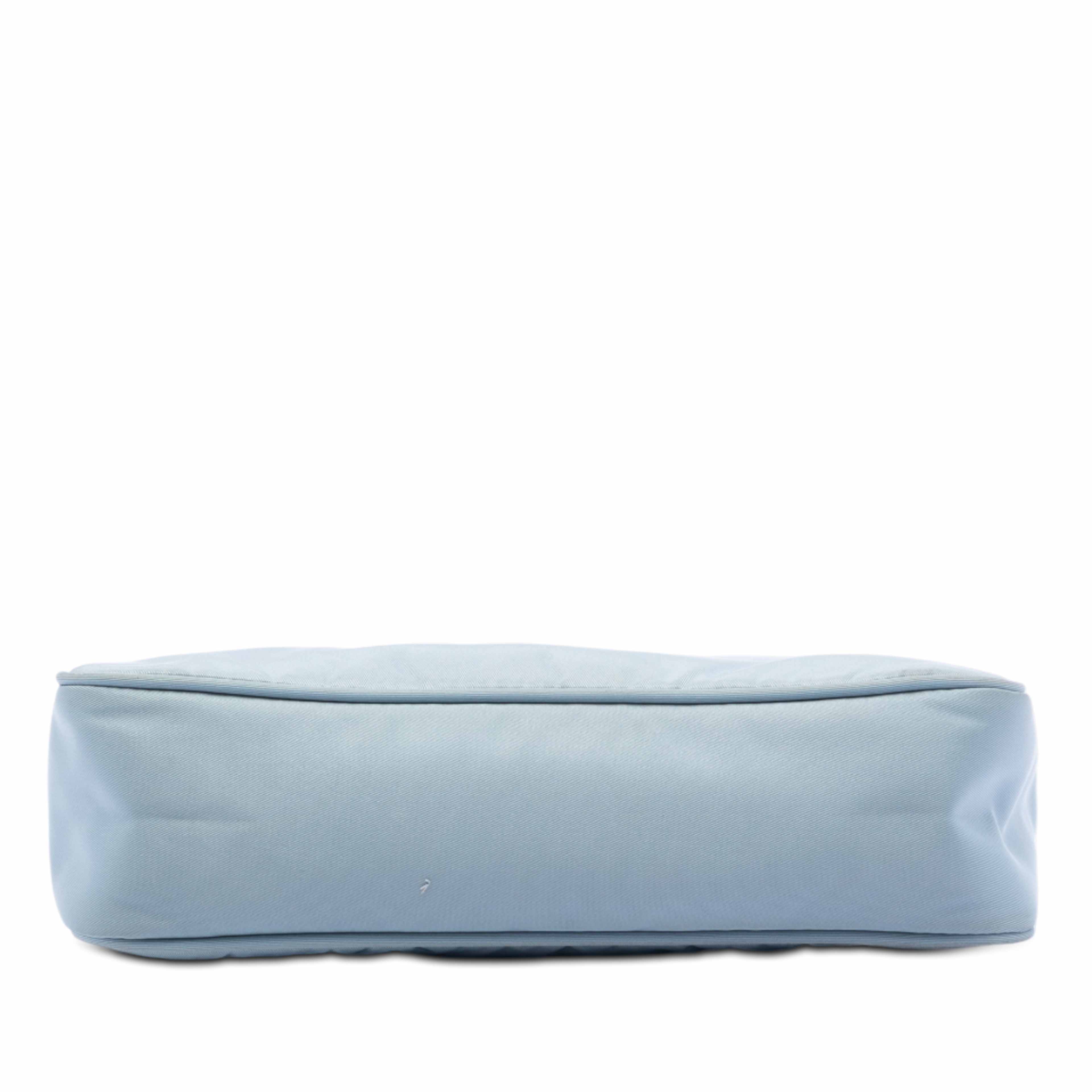 Prada Tessuto Re Edition 2000 Shoulder Bag, från Luxclusif, i färgen light blue. Klicka för att öppna bilden i stort format