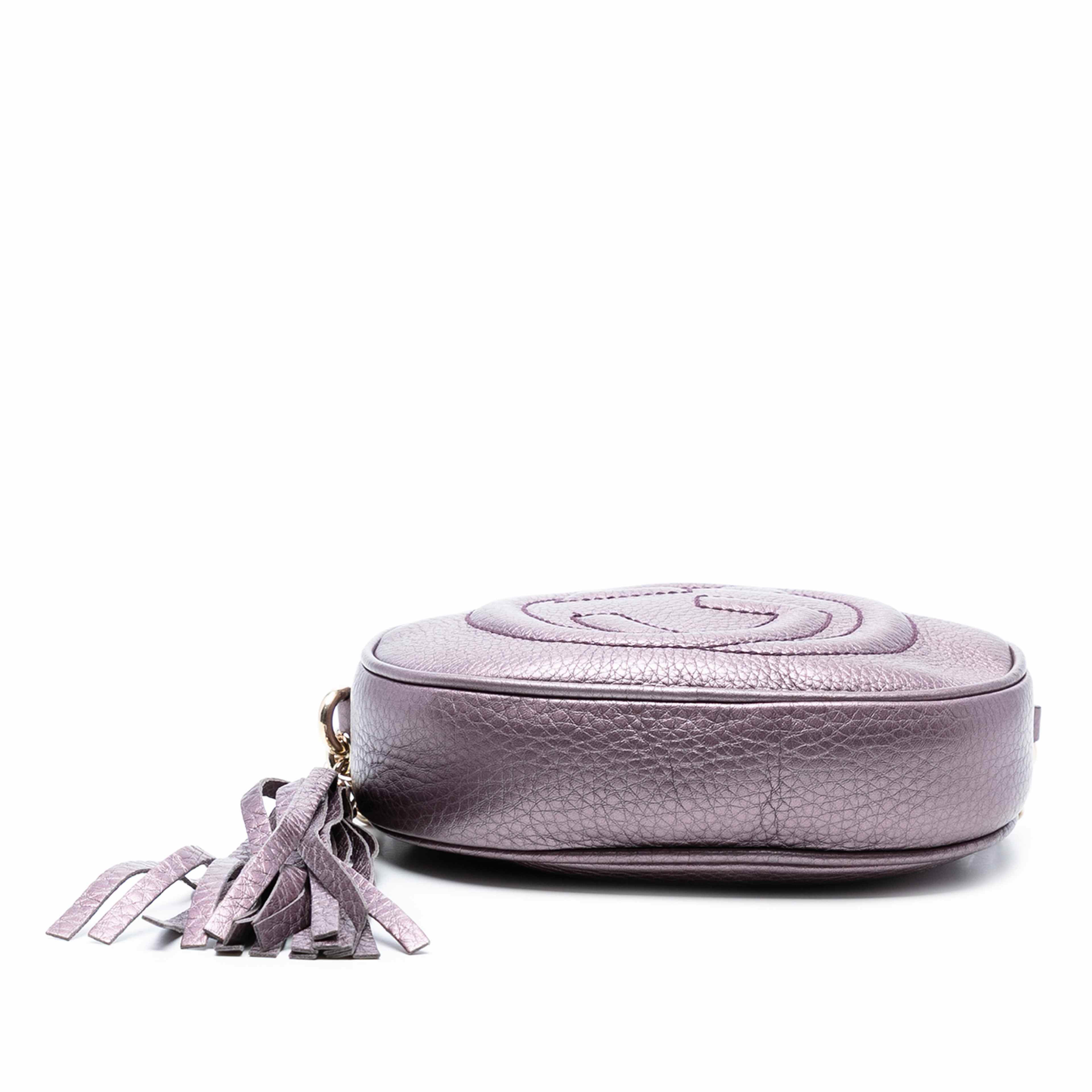 Gucci Mini Metallic Pebbled Calfskin Soho Chain Crossbody, från Luxclusif, i färgen light purple. Klicka för att öppna bilden i stort format