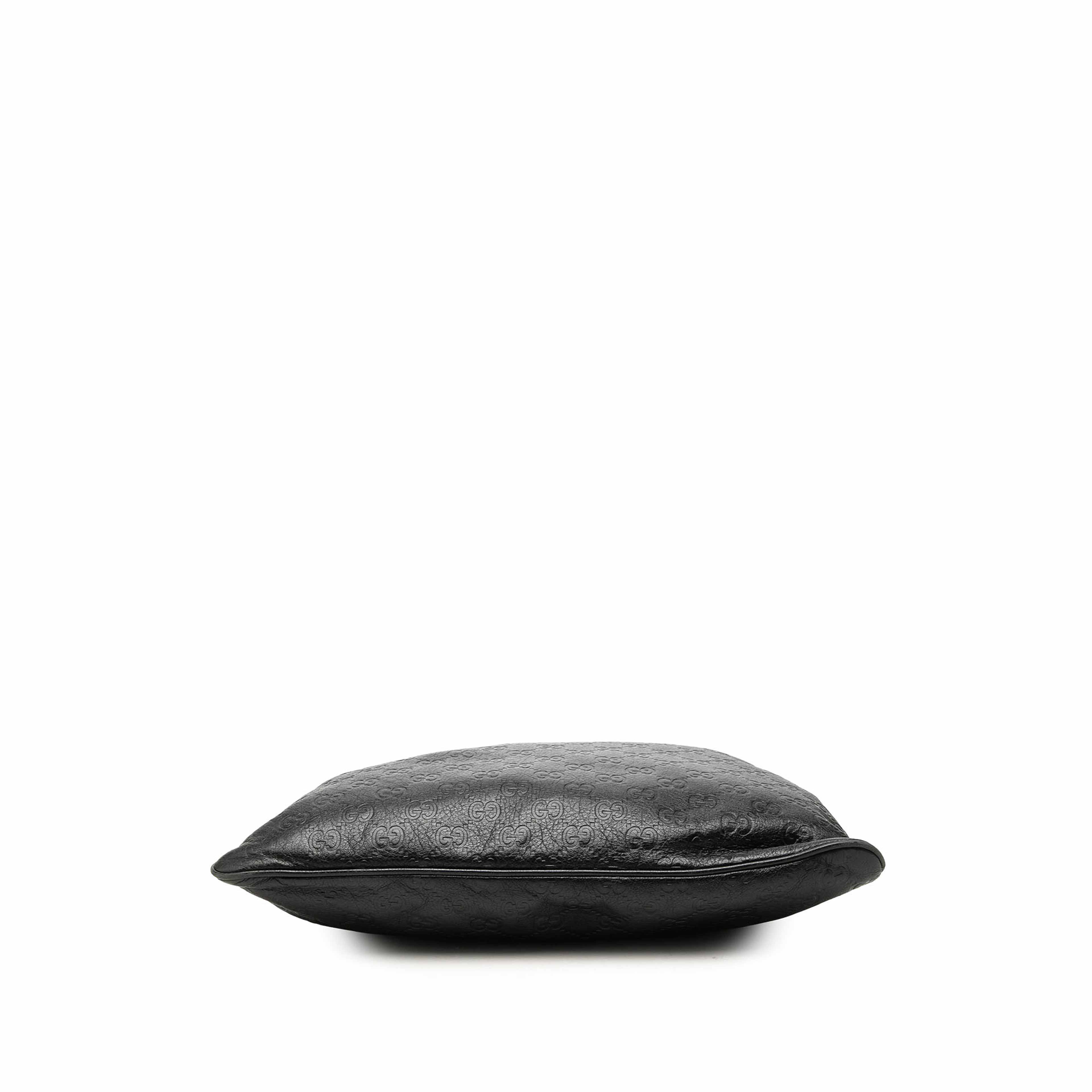Gucci Guccissima Crossbody, från Luxclusif, i färgen svart. Klicka för att öppna bilden i stort format