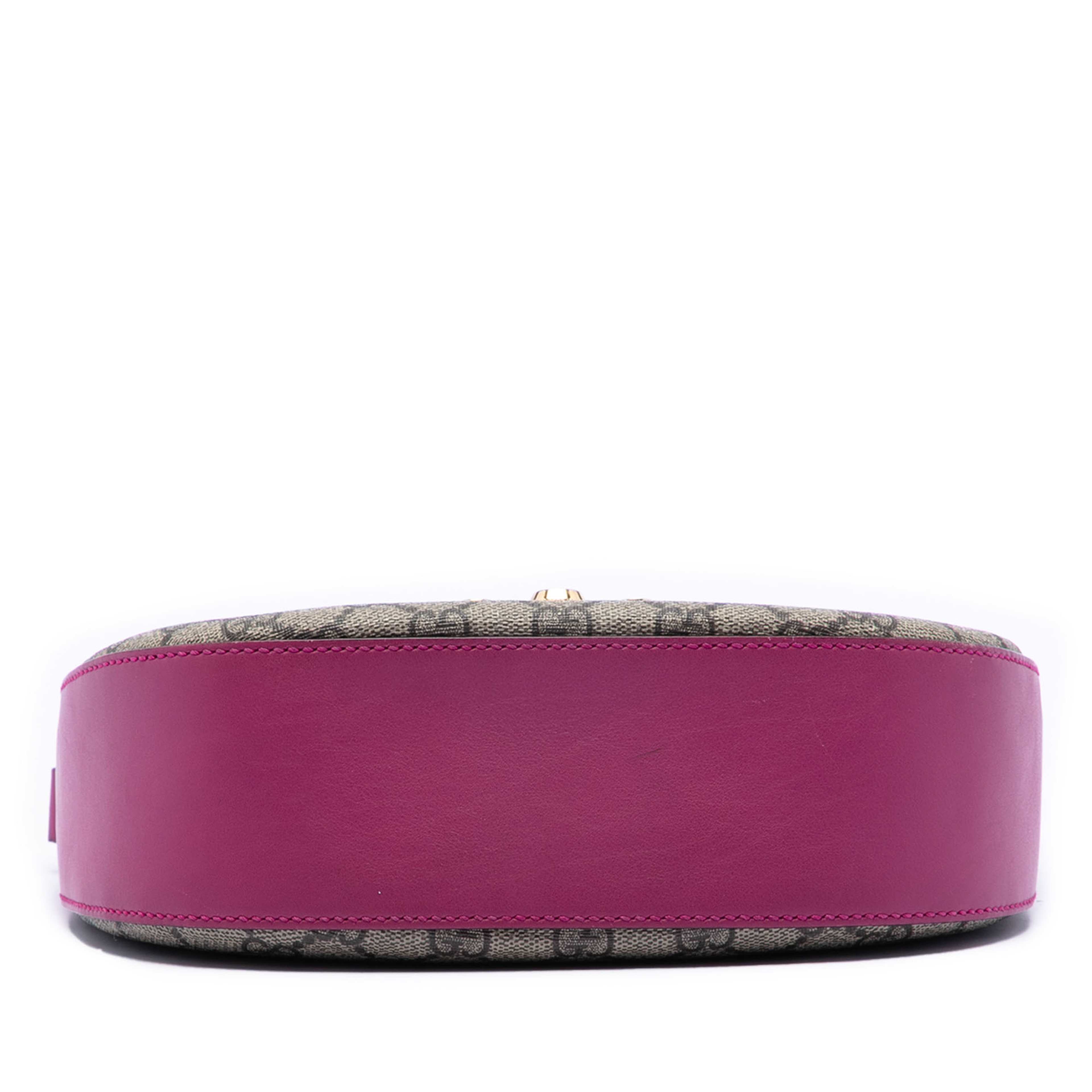 Gucci Gg Supreme Web Padlock Crossbody, från Luxclusif, i färgen brown. Klicka för att öppna bilden i stort format