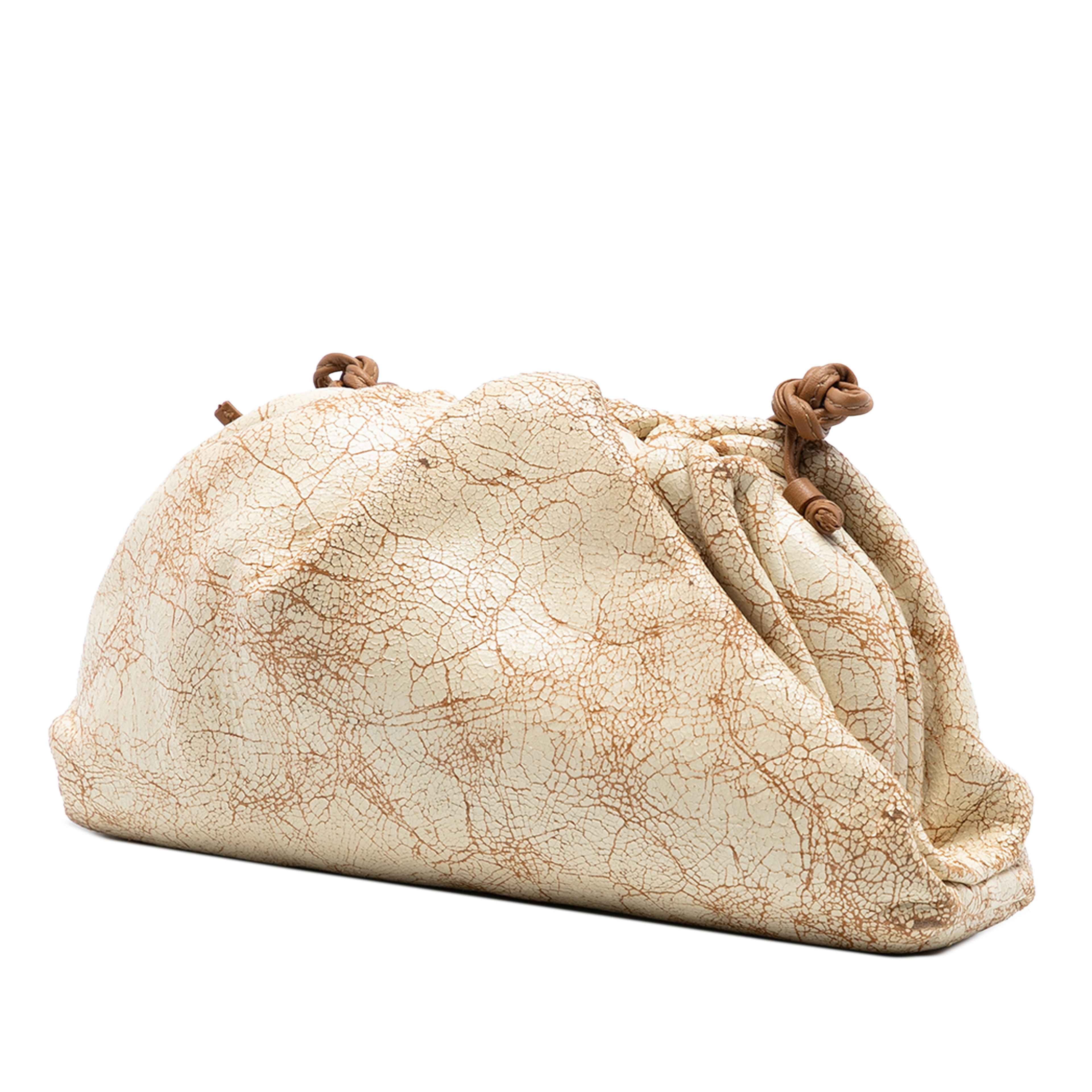 Bottega Veneta Crackled Calfskin The Mini Pouch Crossbody, från Luxclusif, i färgen beige. Klicka för att öppna bilden i stort format