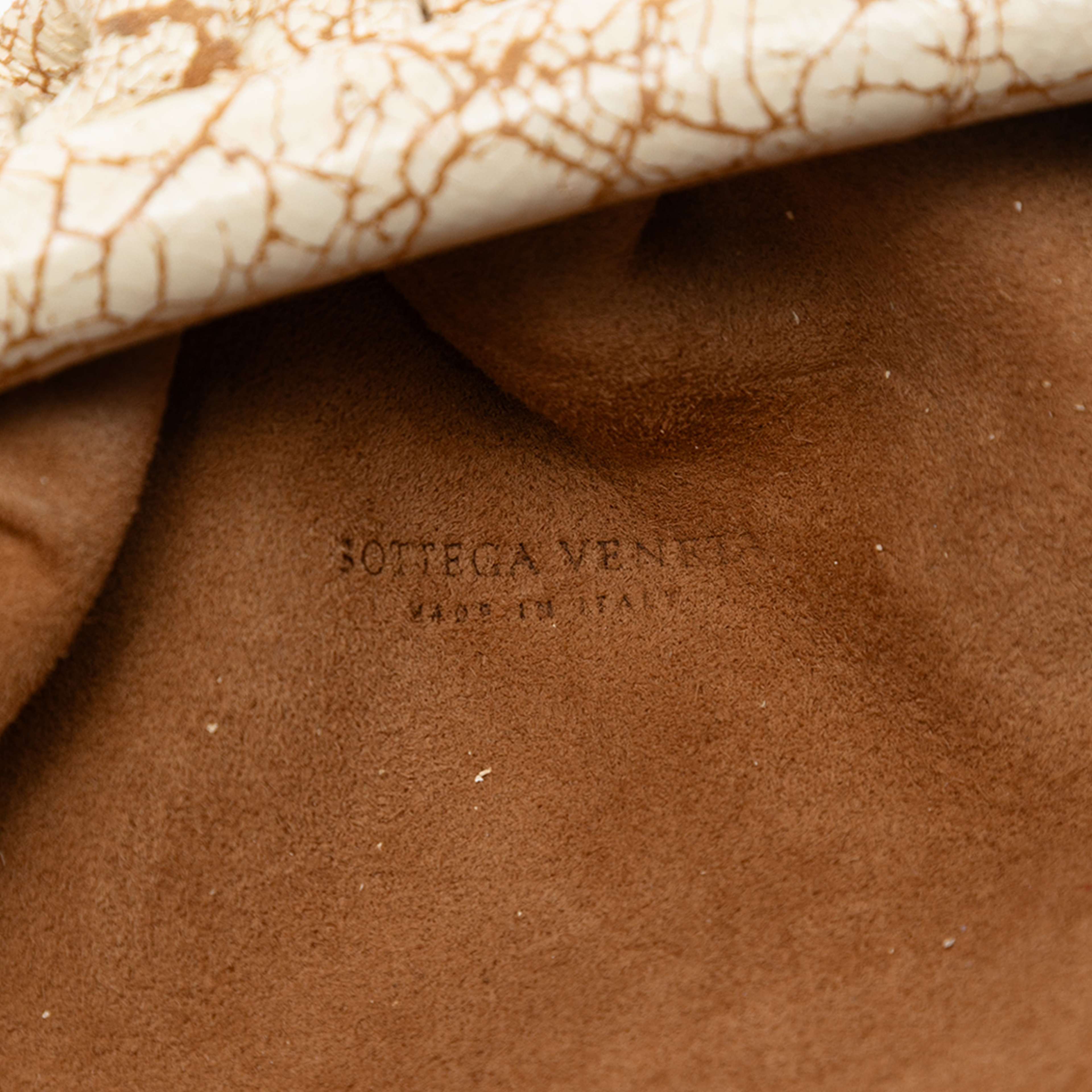 Bottega Veneta Crackled Calfskin The Mini Pouch Crossbody, från Luxclusif, i färgen beige. Klicka för att öppna bilden i stort format