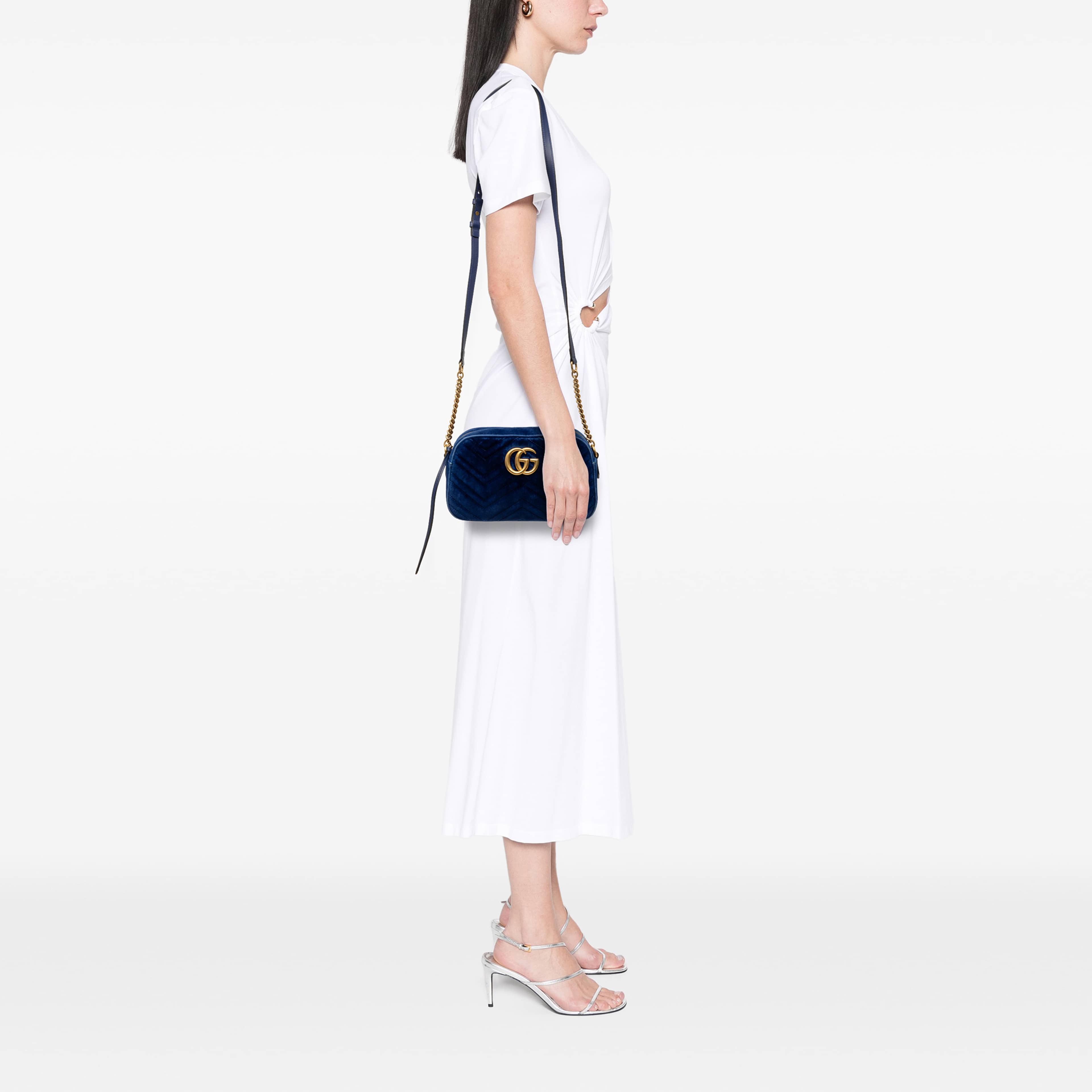 Gucci Small Gg Marmont Matelasse Velvet Crossbody, från Luxclusif, i färgen blå. Klicka för att öppna bilden i stort format