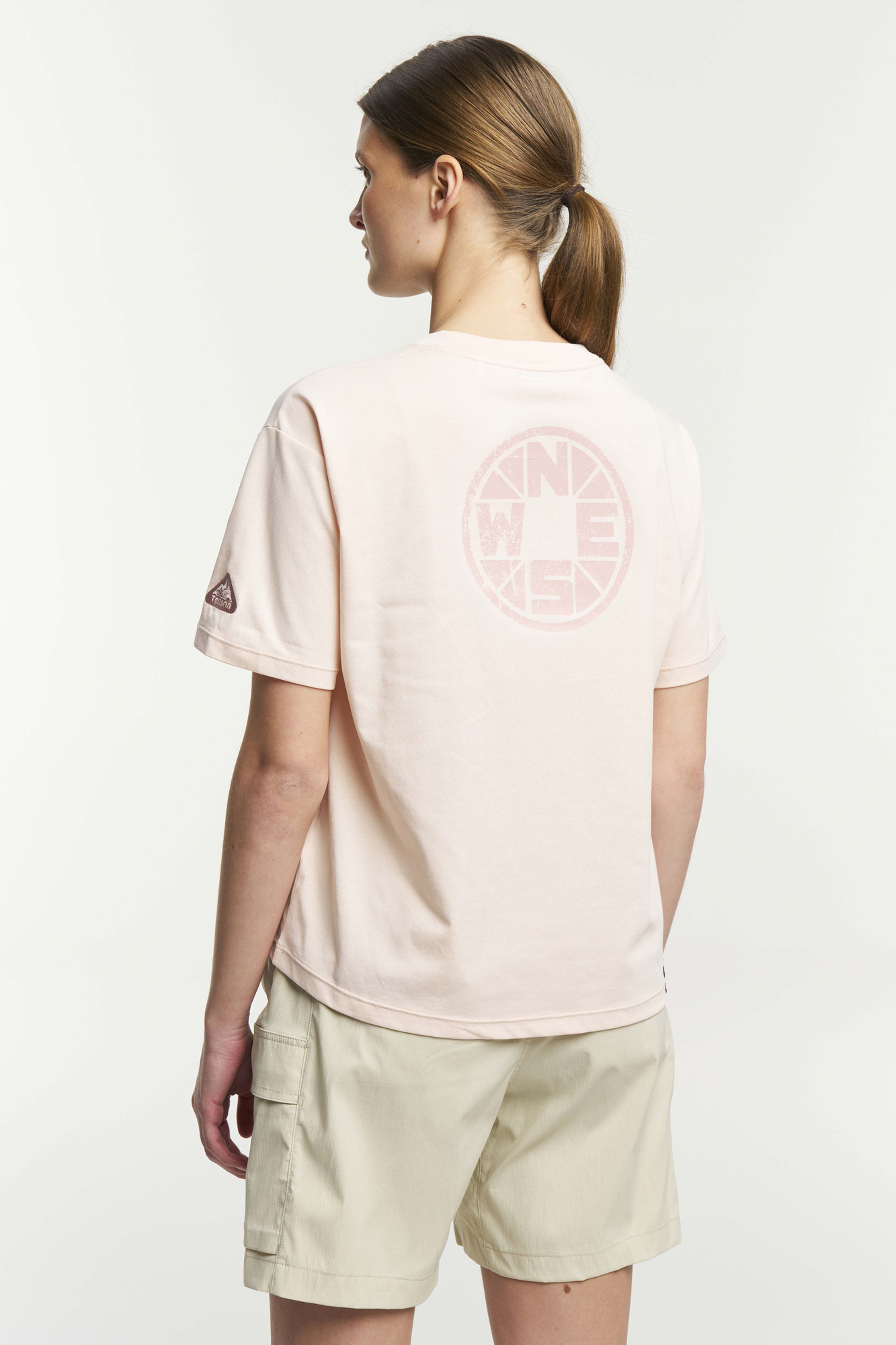Camper Tee Women, från Tenson, i färgen ljusrosa. Klicka för att öppna bilden i stort format