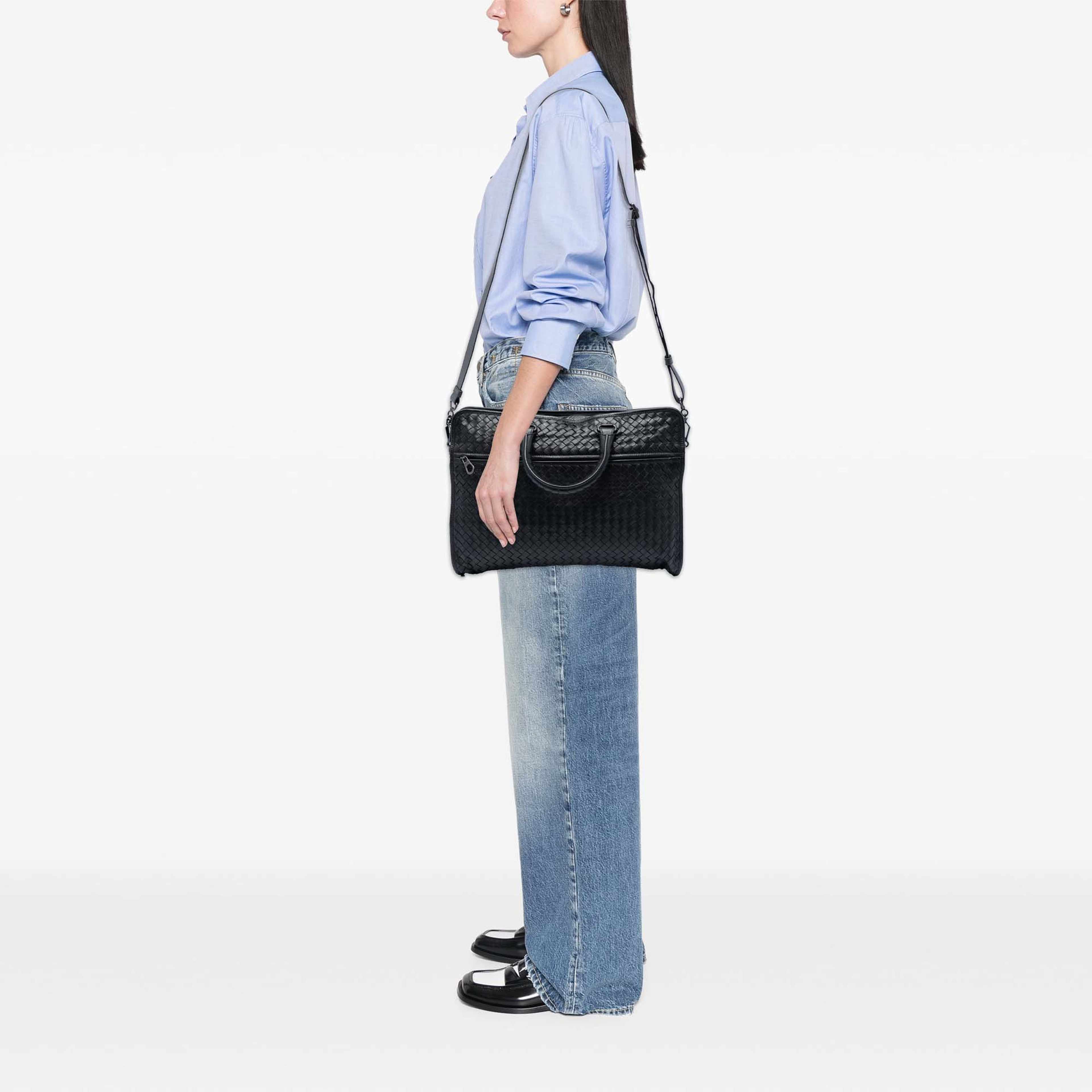 Bottega Veneta Nappa Intrecciato Business Bag, från Luxclusif, i färgen black. Klicka för att öppna bilden i stort format