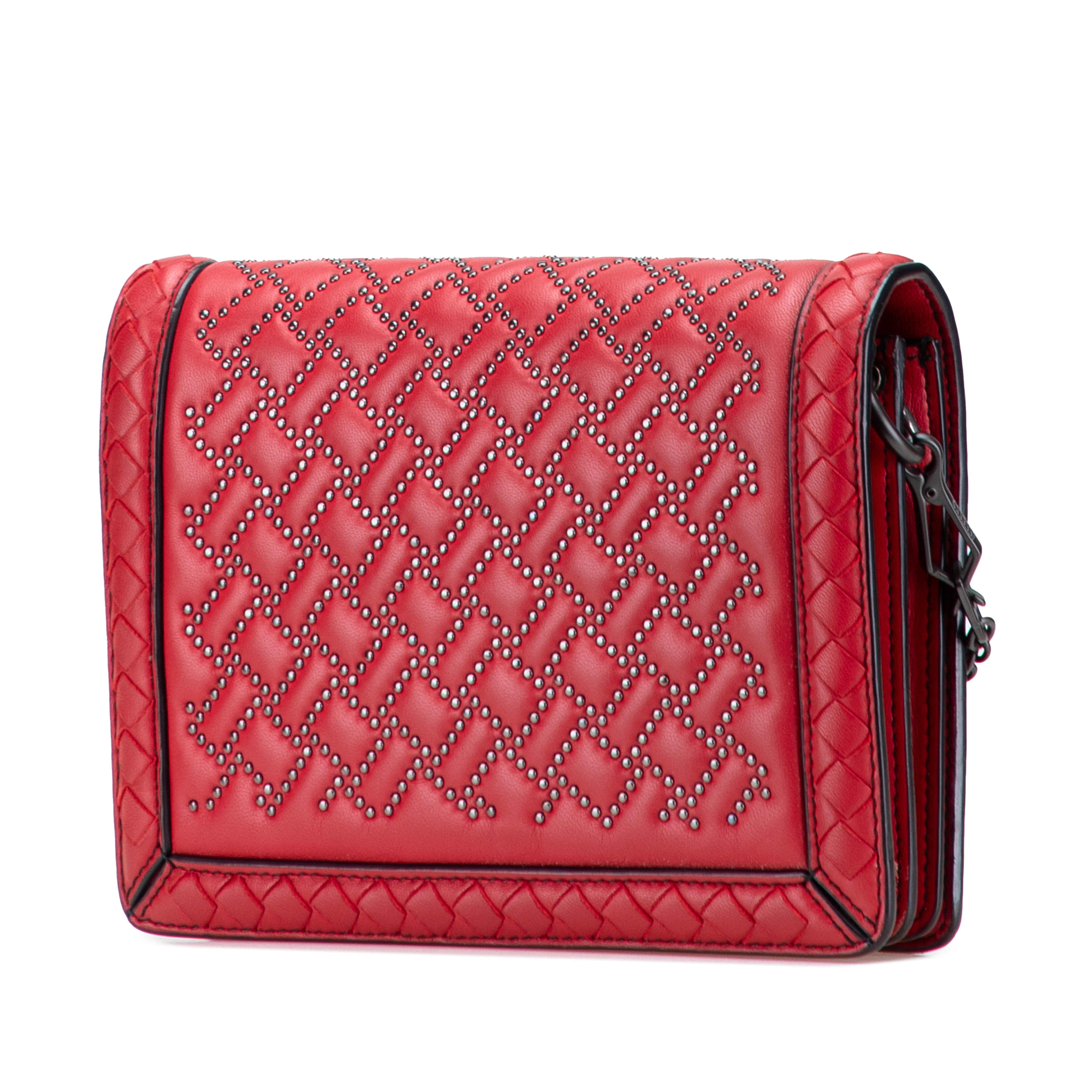 Bottega Veneta Nappa Intrecciato Microstud Montebello Crossbody, från Luxclusif, i färgen röd. Klicka för att öppna bilden i stort format