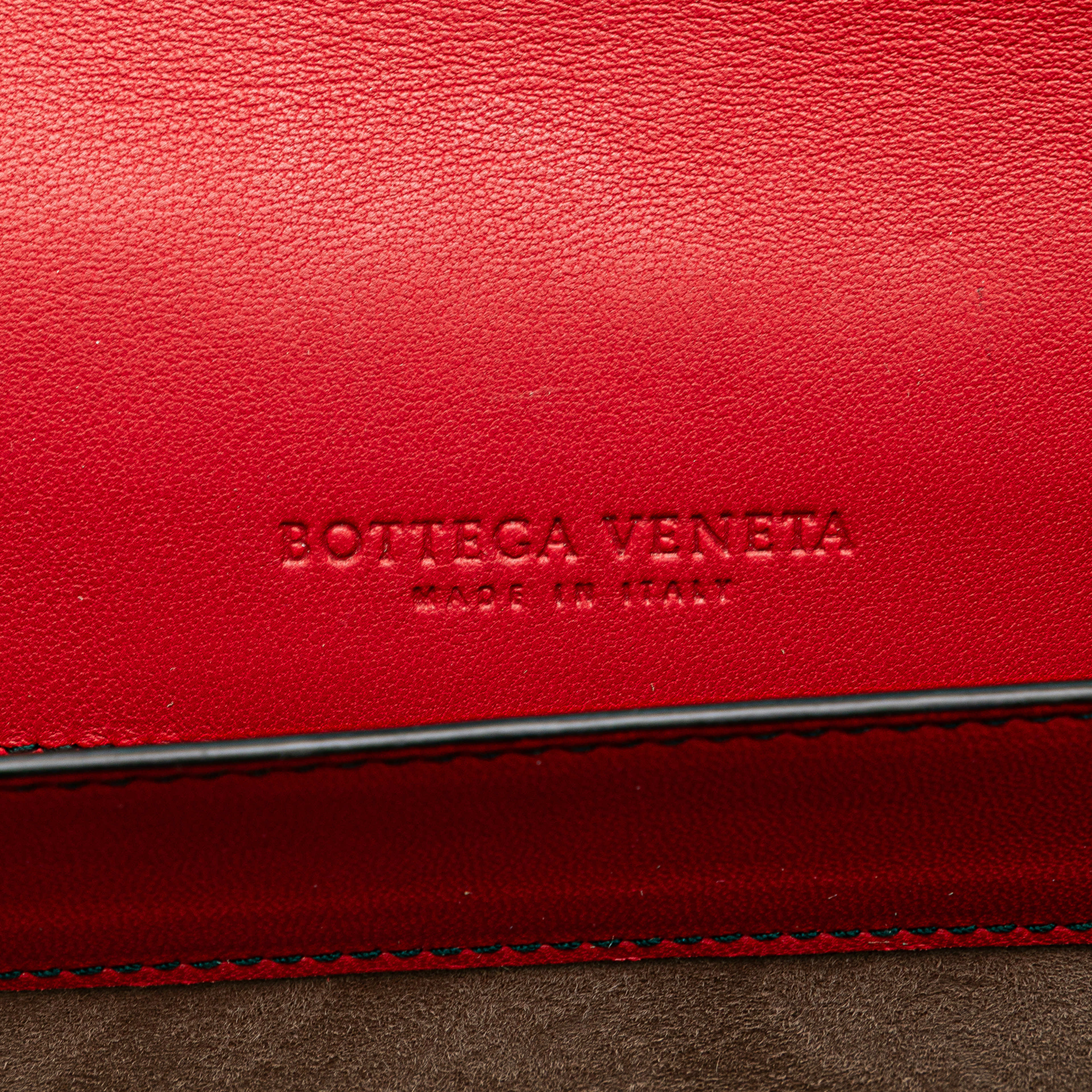 Bottega Veneta Nappa Intrecciato Microstud Montebello Crossbody, från Luxclusif, i färgen red. Klicka för att öppna bilden i stort format