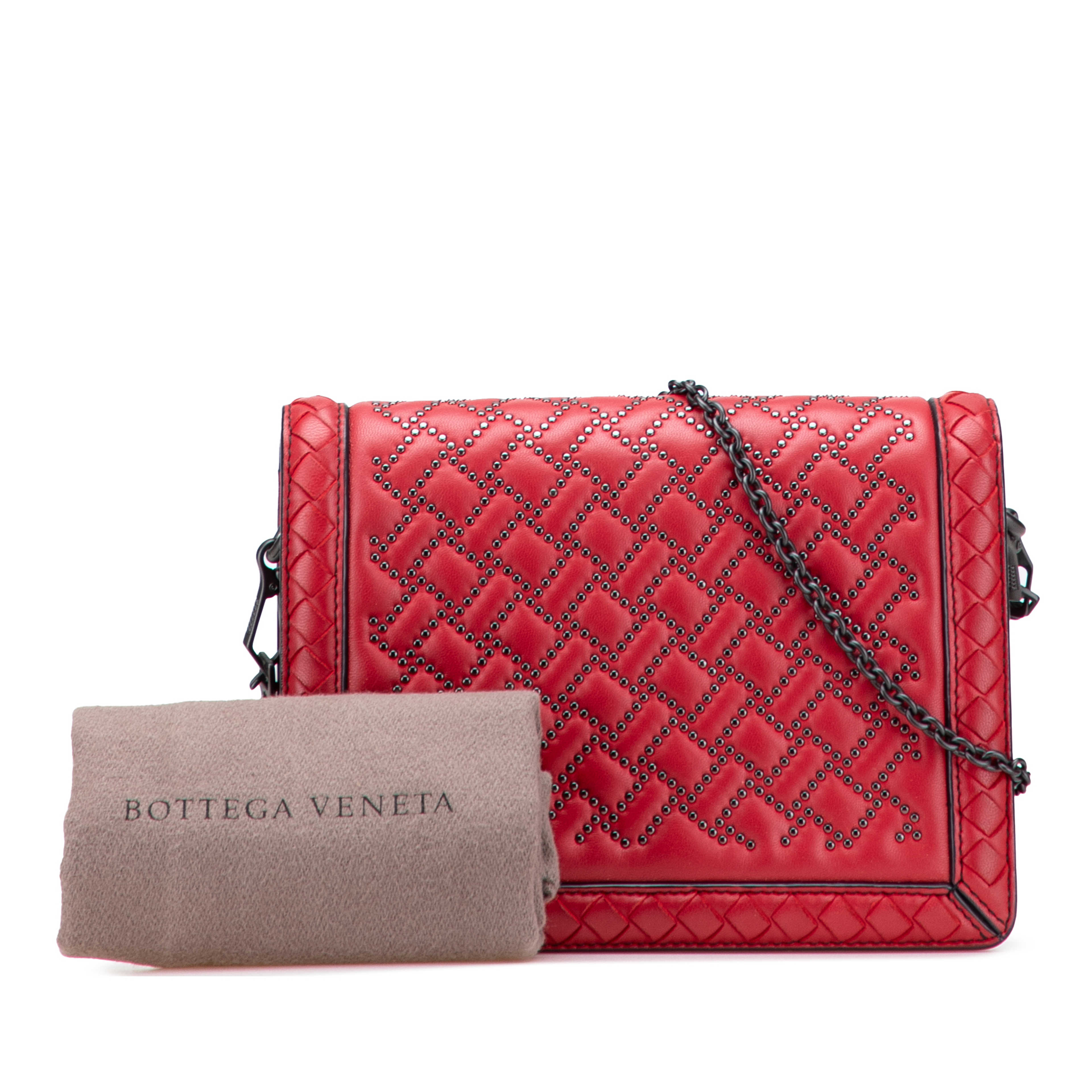 Bottega Veneta Nappa Intrecciato Microstud Montebello Crossbody, från Luxclusif, i färgen röd. Klicka för att öppna bilden i stort format